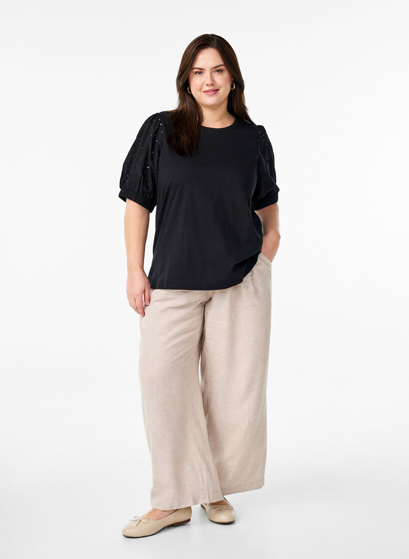 T-shirt med broderi anglaise ærmer, Sort, Model image number 1