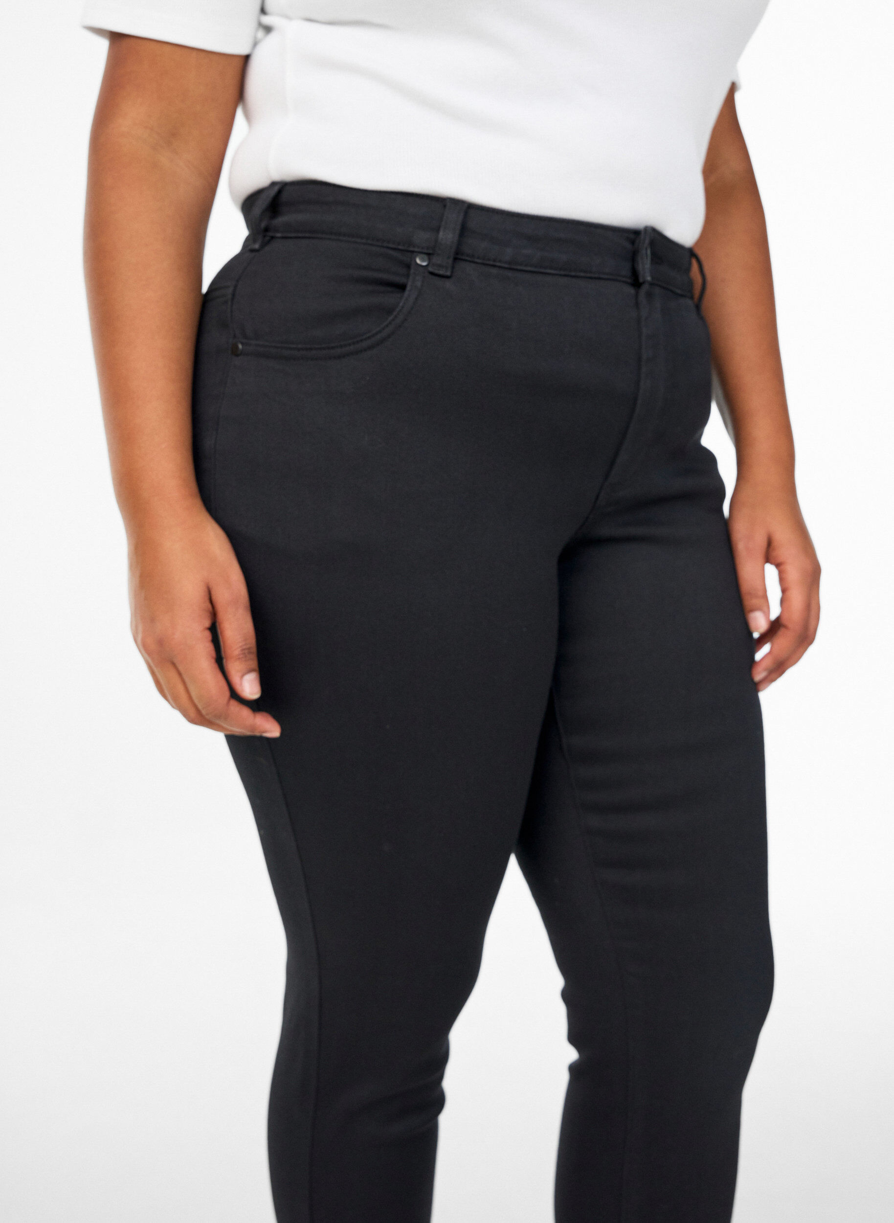ZizziSlim fit Emily jeans med regul&aelig;r talje, Sort, Model image number 2