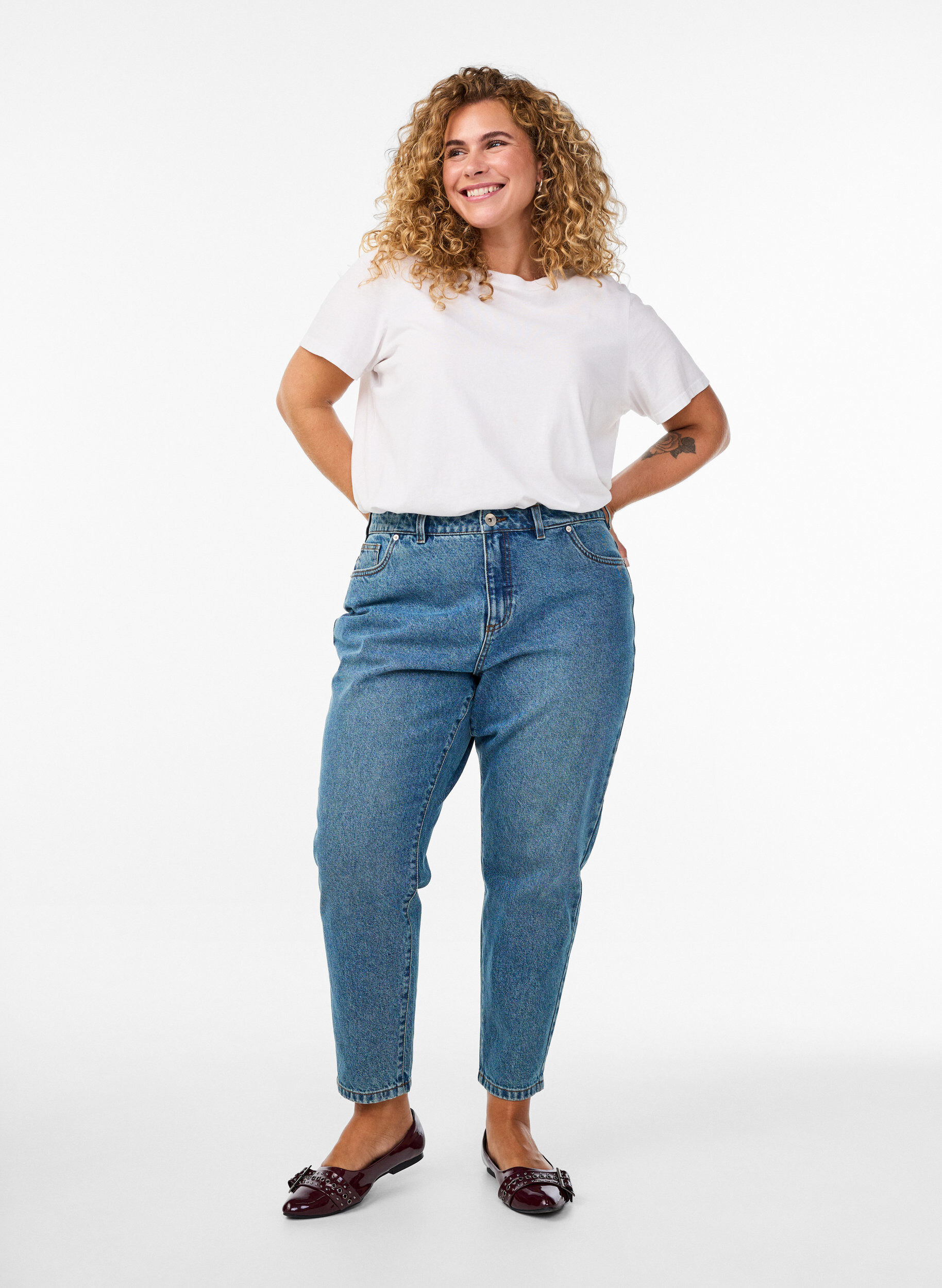 Mille mom fit jeans med h&oslash;j talje, Bl&aring;, Model