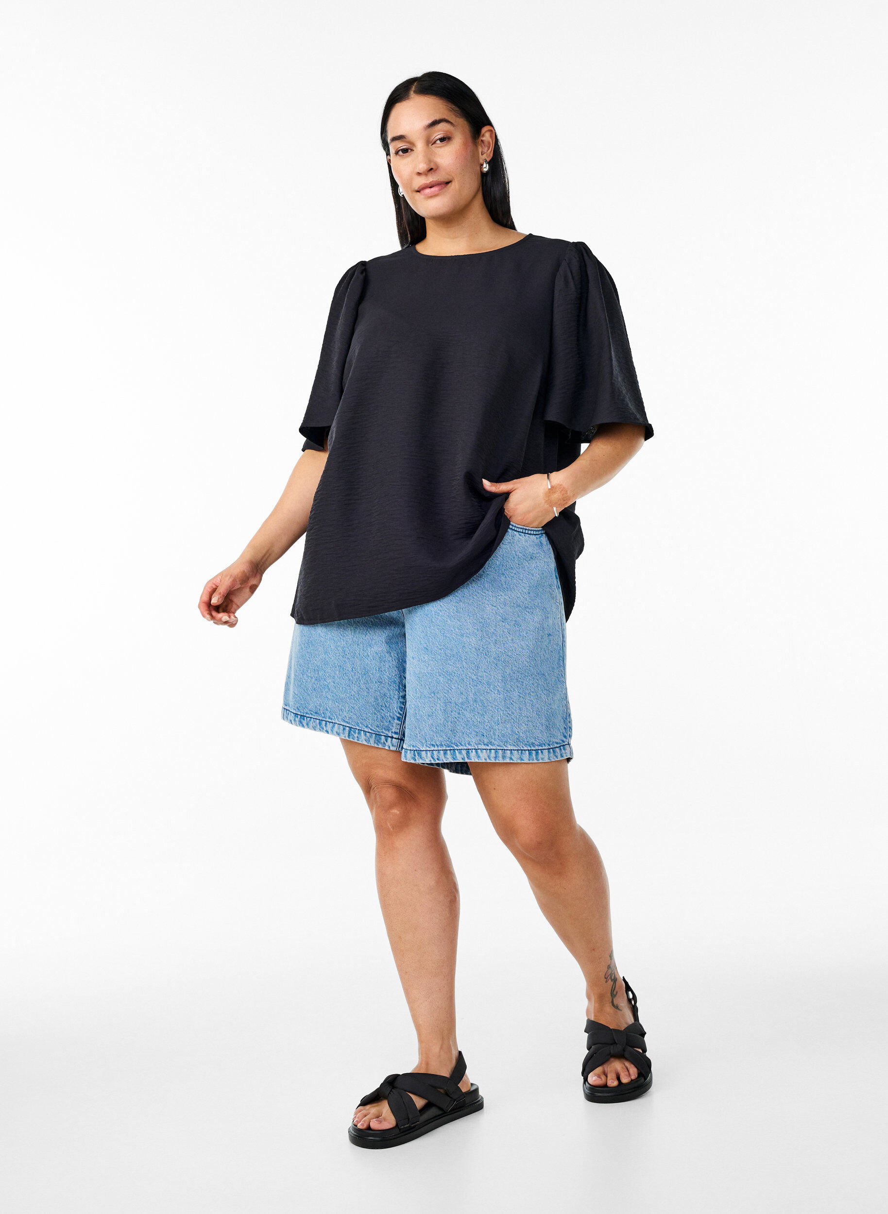Zizzi Bluse med korte, vide &aelig;rmer, Sort, Model image number 1