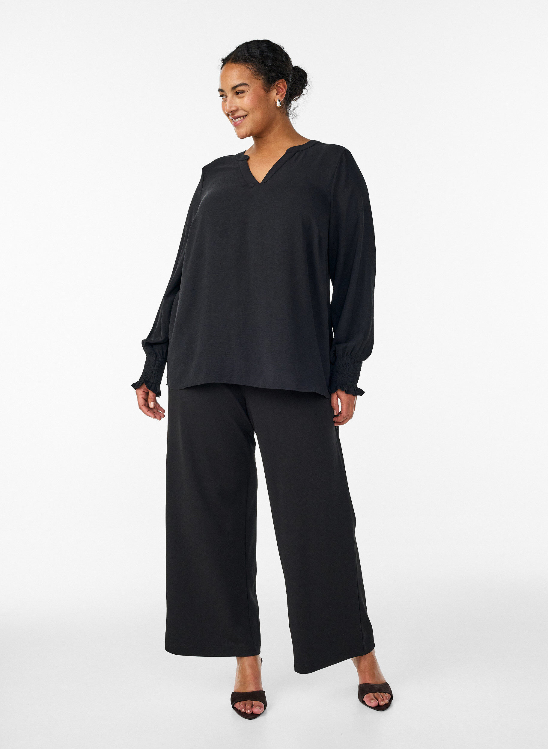 ZizziBluse med smock manchetter og V-udsk&aelig;ring, Sort, Model image number 1