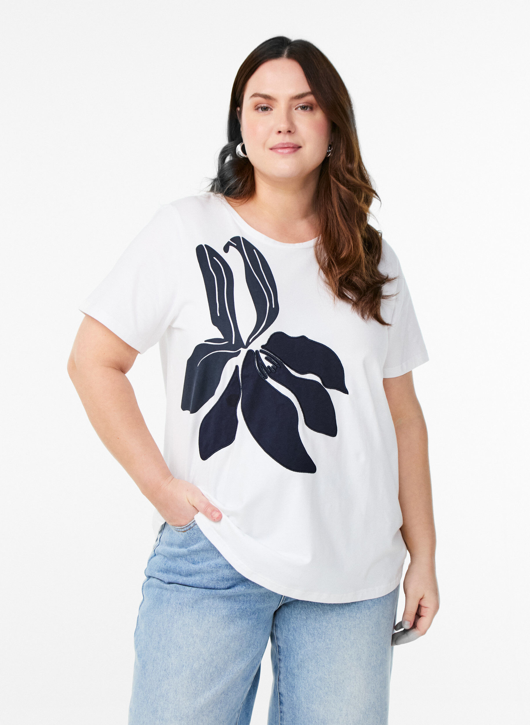 Zizzi T-shirt i &oslash;kologisk bomuld med blomstermotiv, B. White w. EMB, Model image number 0