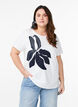 T-shirt i økologisk bomuld med blomstermotiv, B. White w. EMB, Model image number 0