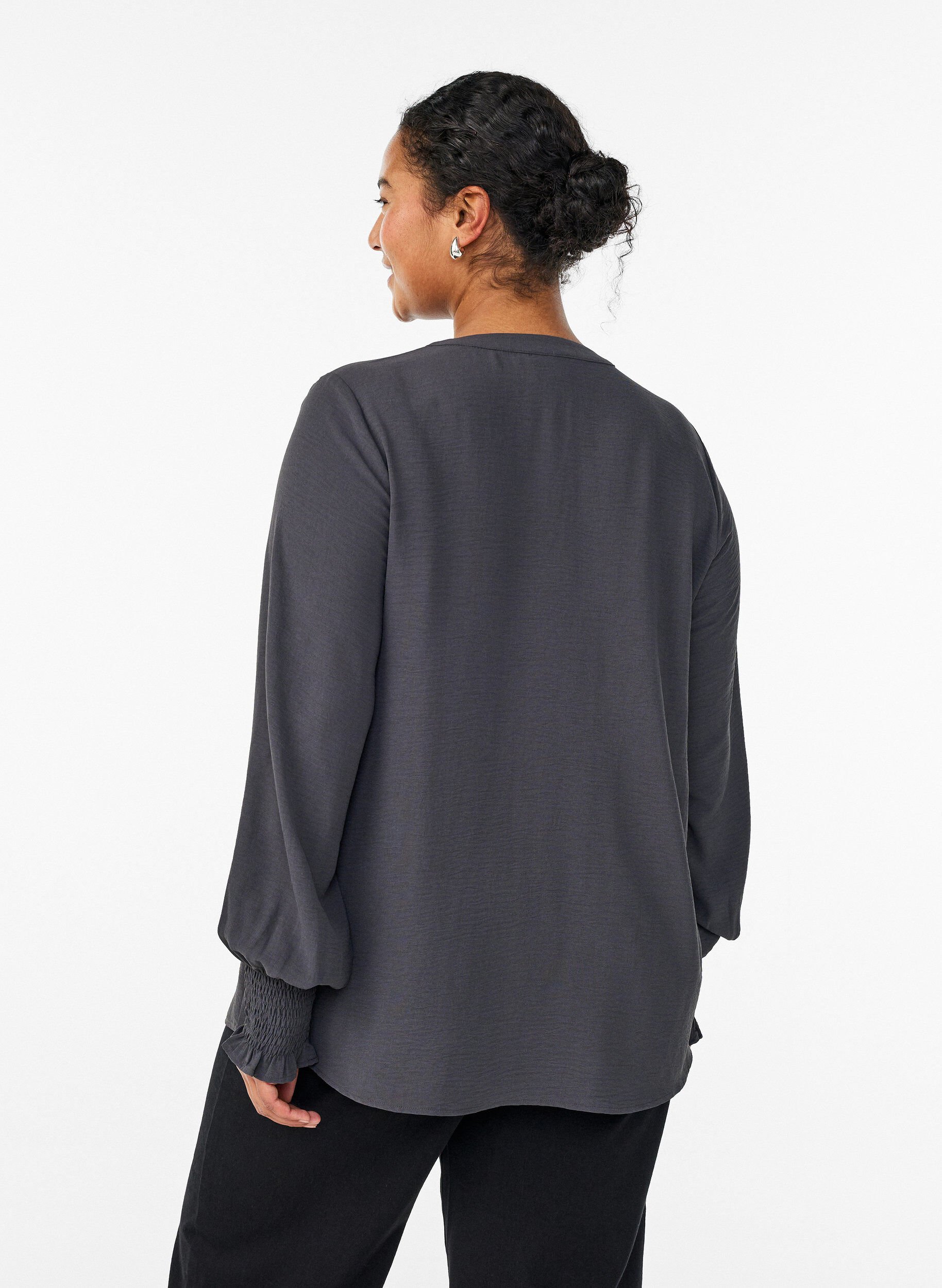 Zizzi Bluse med smock manchetter og V-udsk&aelig;ring, Gr&aring;, Model image number 2