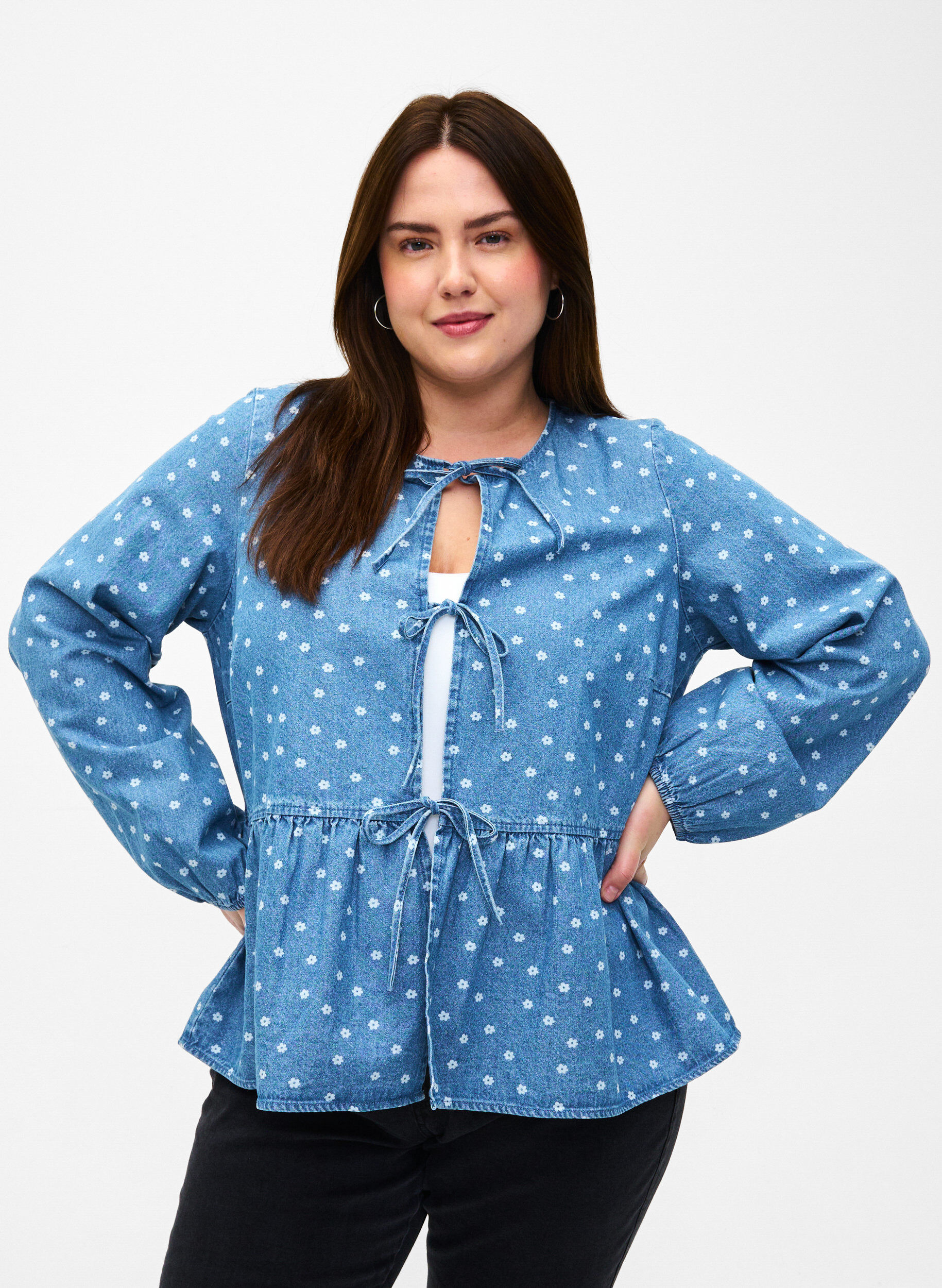 Zizzi Peplum bluse i denim med bindelukning, Light Blue w.Flowers, Model image number 0
