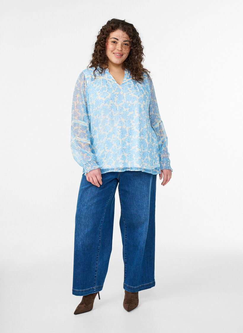 Bluse i chiffon med blomsterprint og crochetb&aring;nd, Bl&aring;, Model image number 1