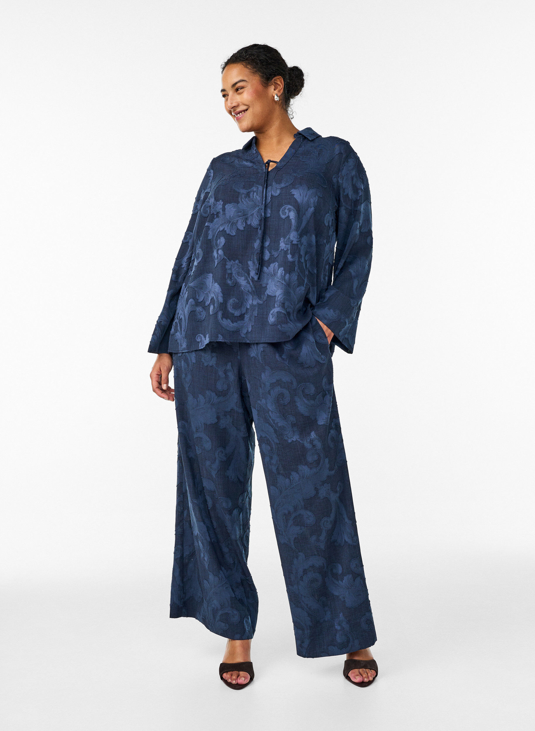 Zizzi Bluse med strukturv&aelig;vet m&oslash;nster og V-udsk&aelig;ring, Bl&aring;, Model image number 1