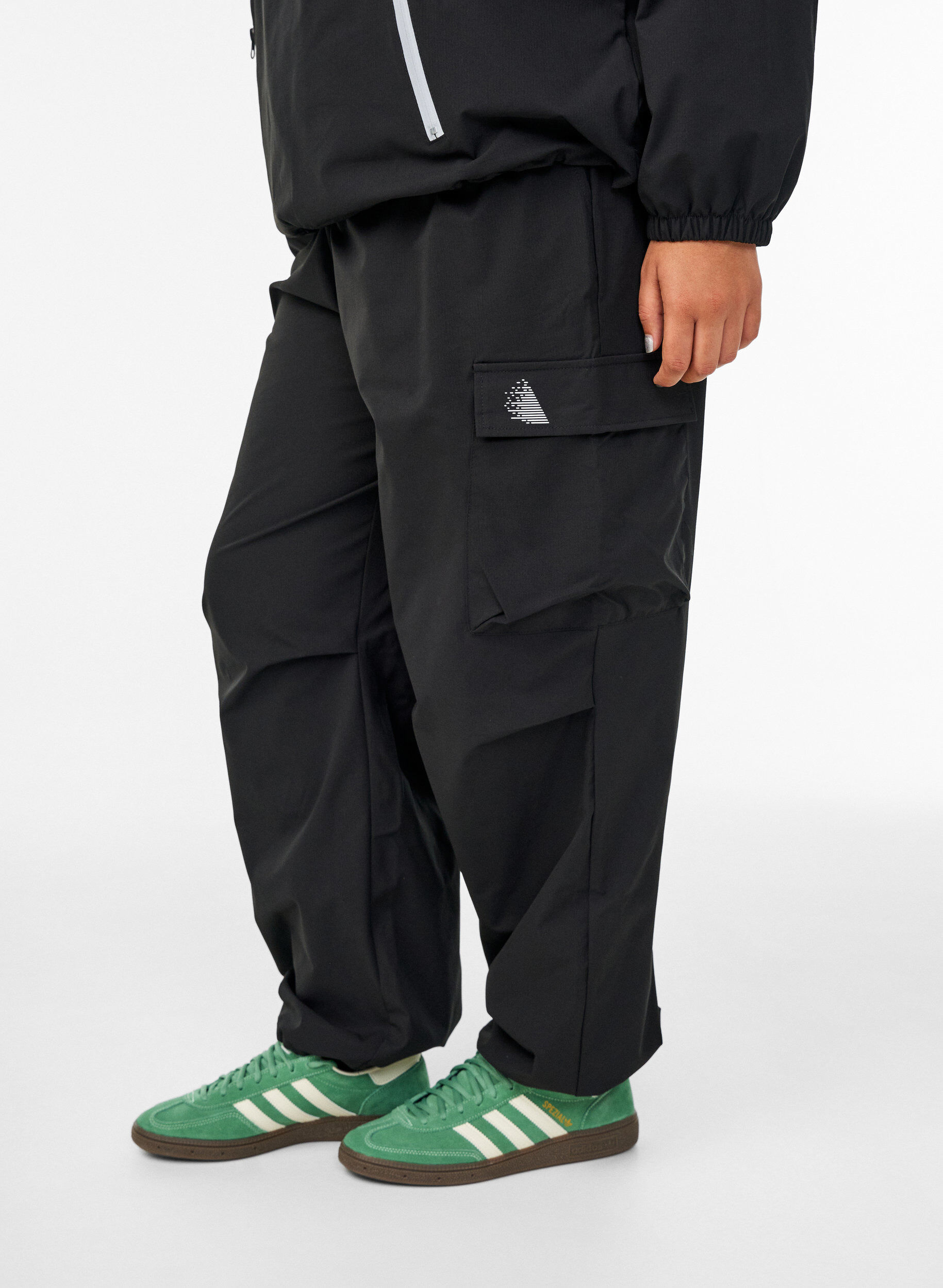 Zizzi Trackpants med cargolommer, Sort, Model image number 2