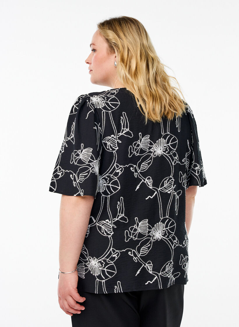 Kort&aelig;rmet bluse med broderet m&oslash;nster, Sort, Model image number 2