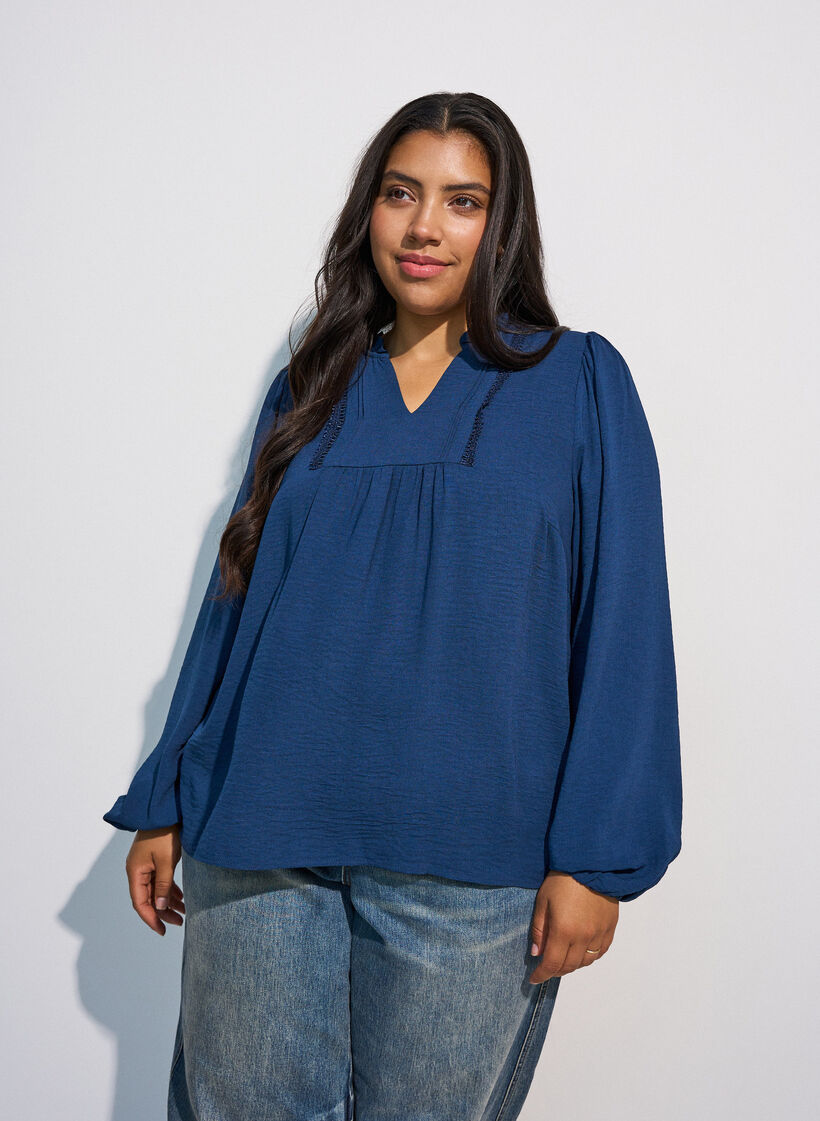 Bluse med V-udsk&aelig;ring og crochetb&aring;nd, Bl&aring;, Model image number 0