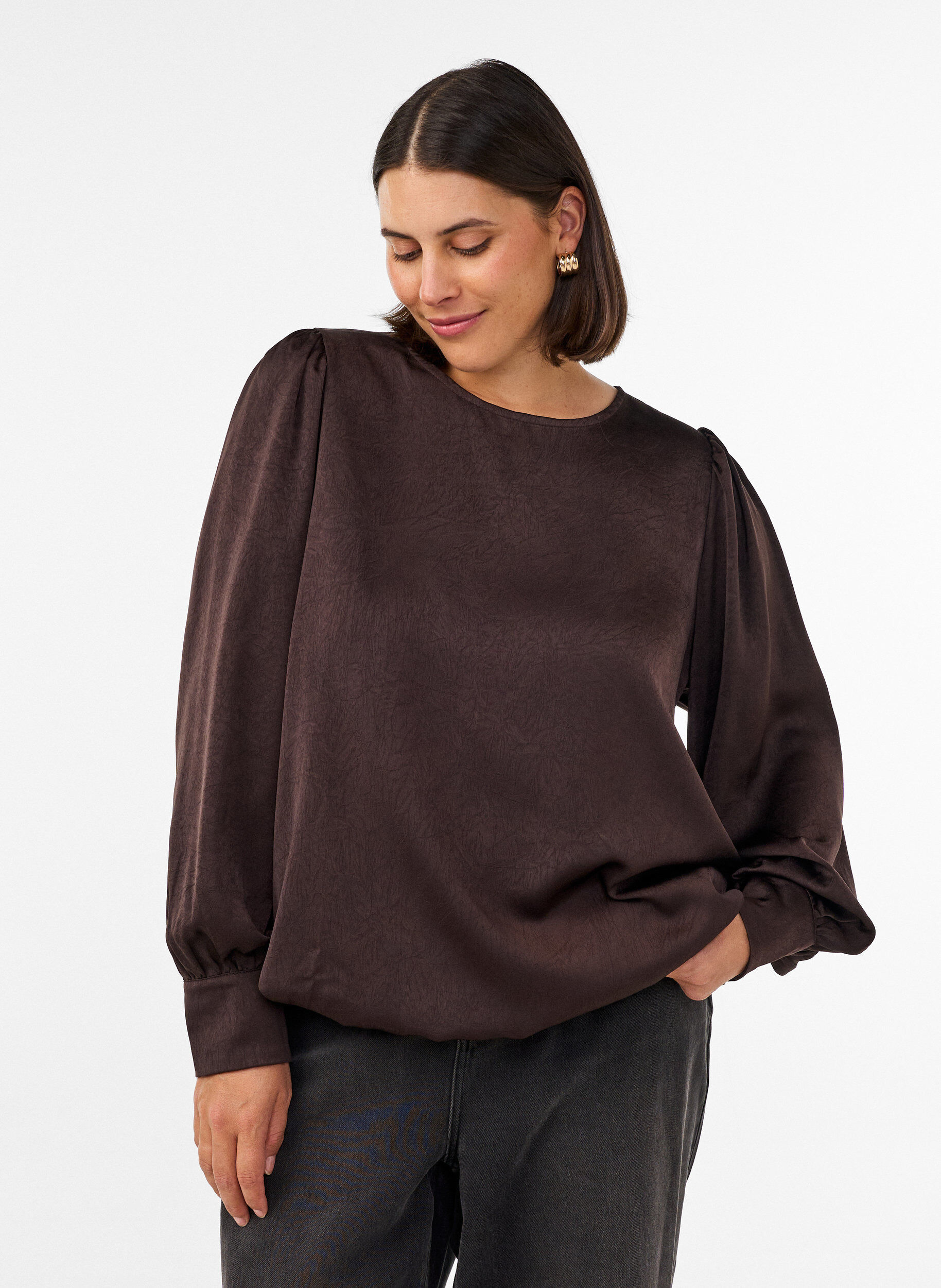 Bluse med satinlook og ballonform, Brun, Model