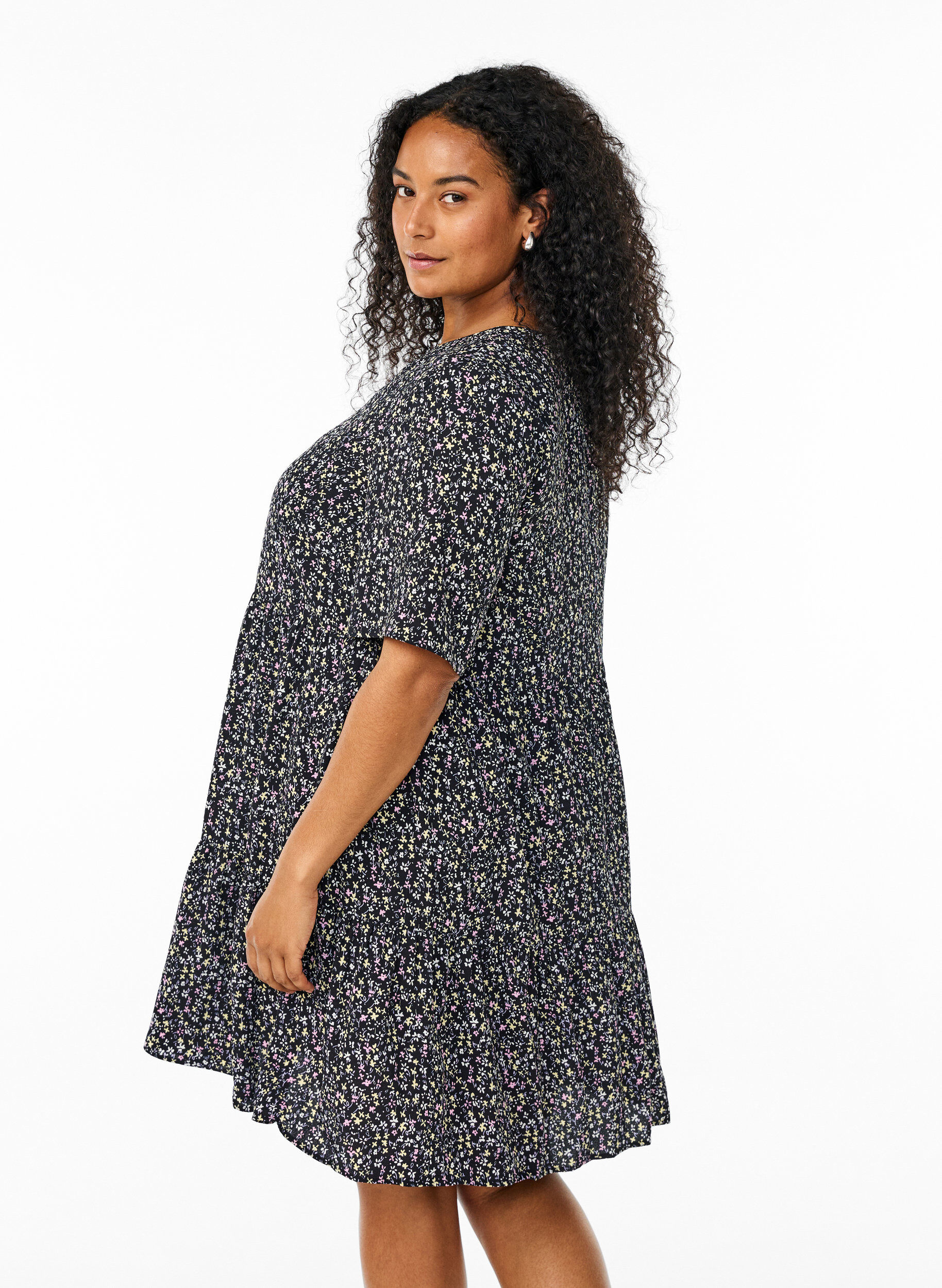 Zizzi Kort&aelig;rmet kjole med a-snit og sk&aelig;ringer, Sort, Model image number 2