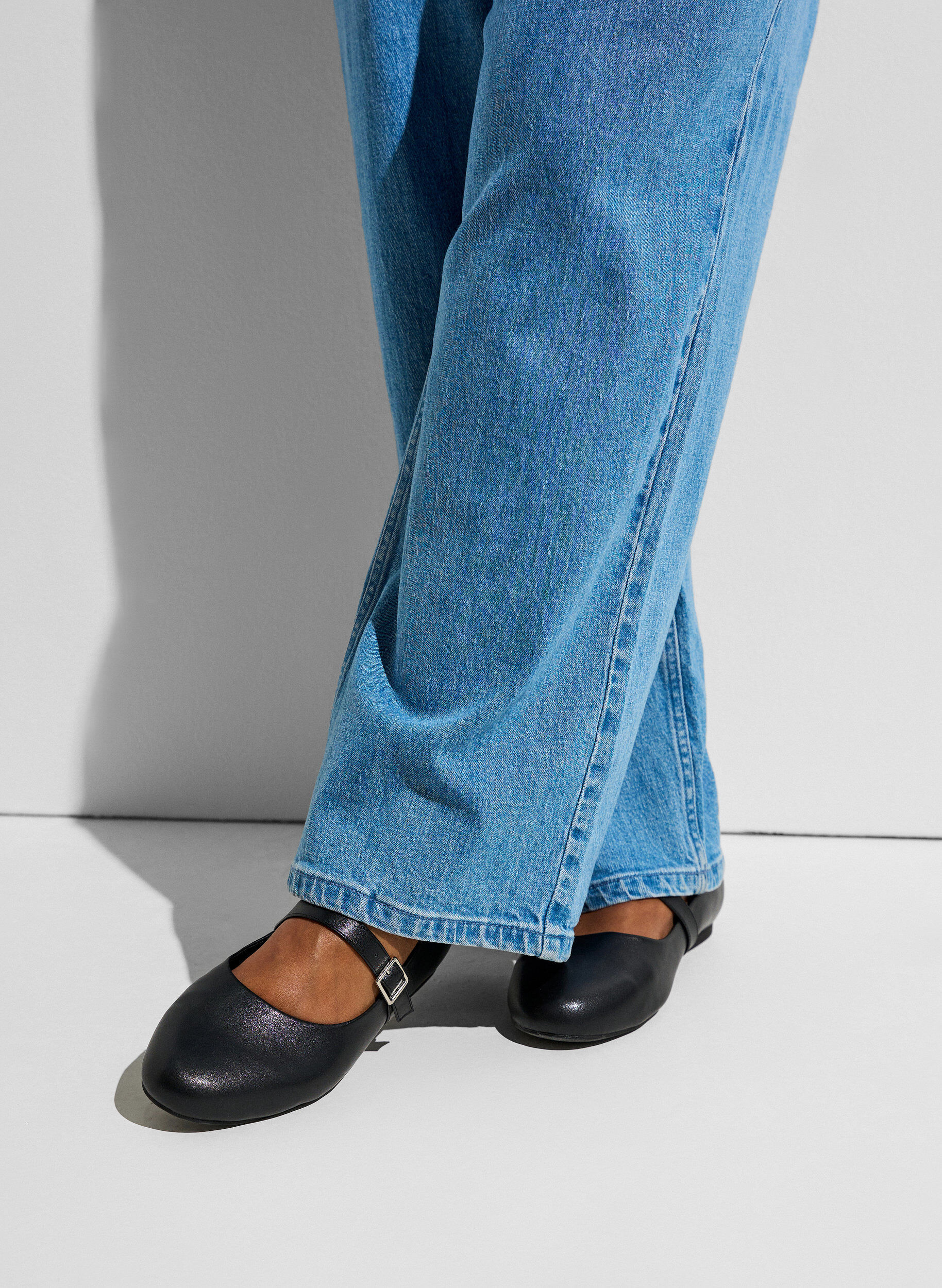 Ballerina i imiteret l&aelig;der med rem, Sort, Model