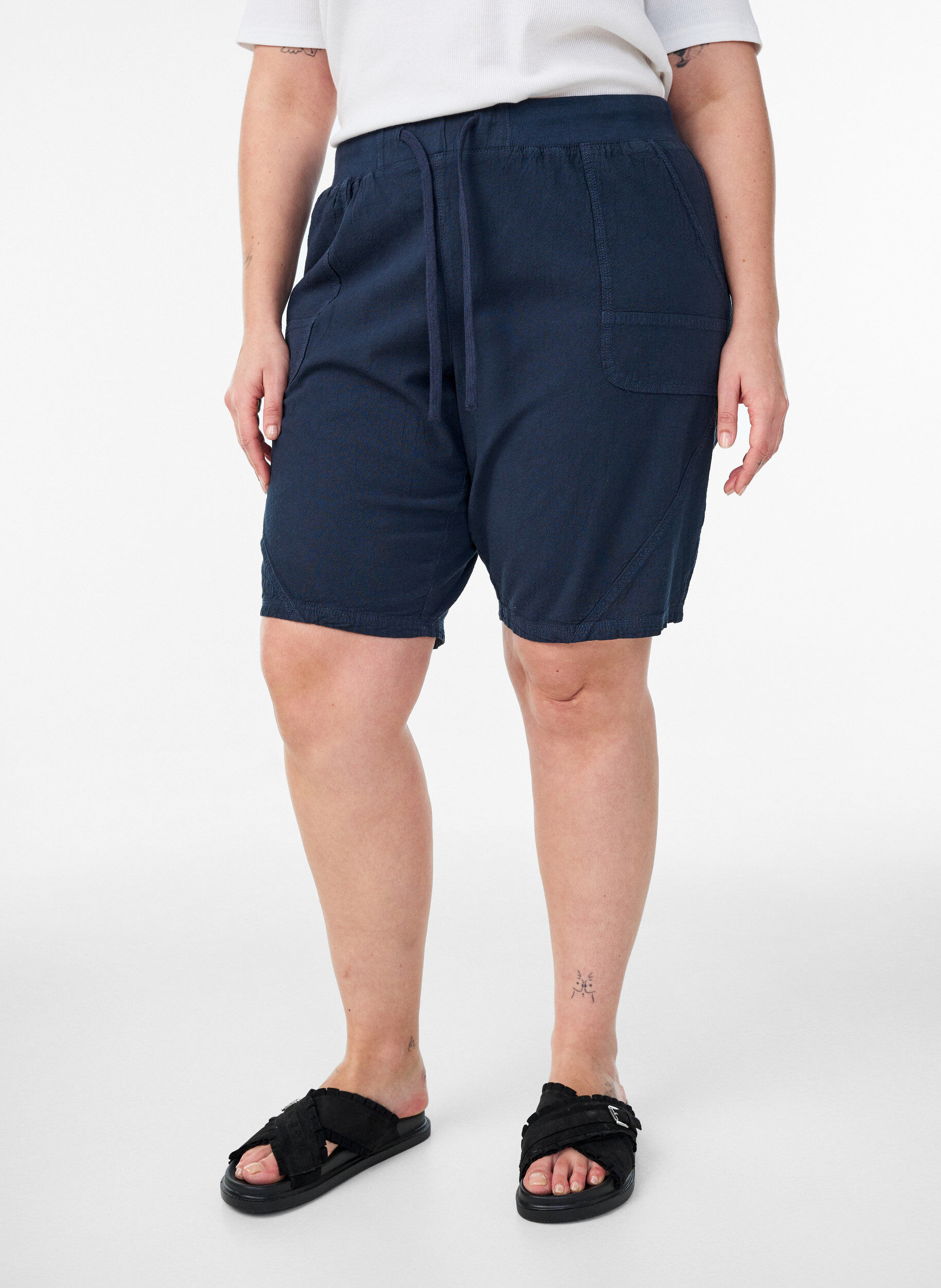 Zizzi L&oslash;se shorts i bomuld med lommer, Bl&aring;, Model image number 3