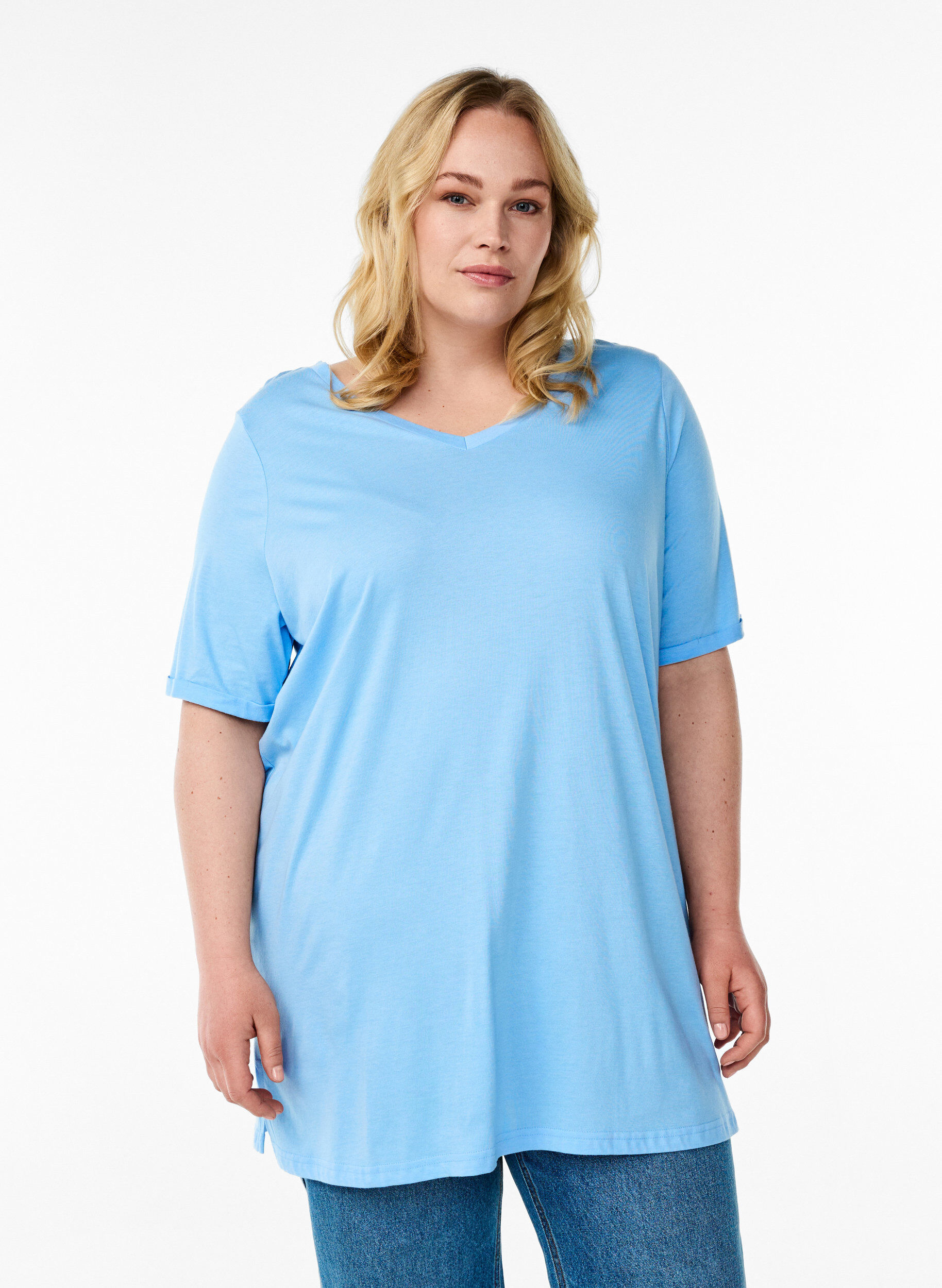 Ensfarvet oversize t-shirt med v-hals, Bl&aring;, Model