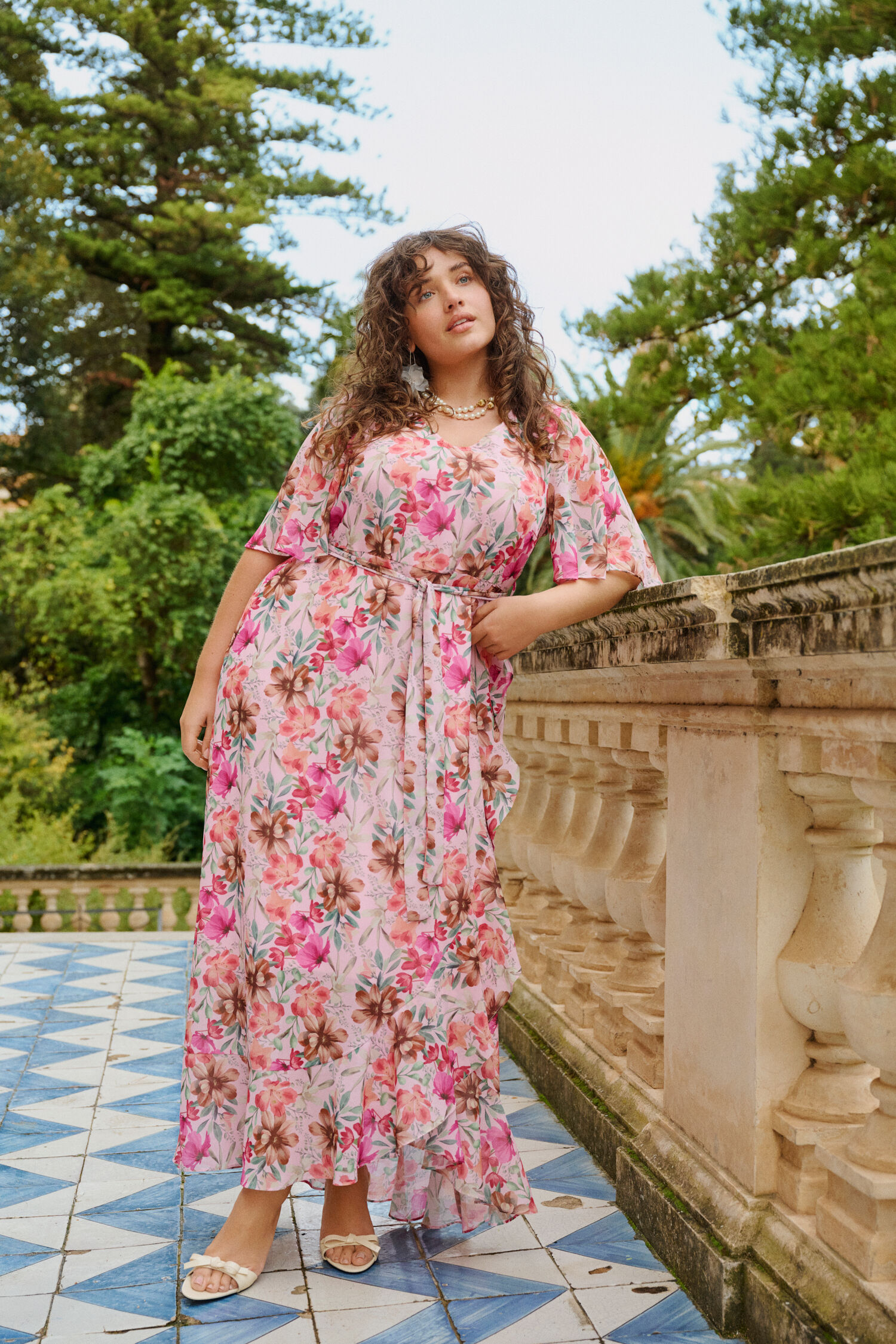 Zizzi Blomstret kjole med v-udsk&aelig;ring, , Model