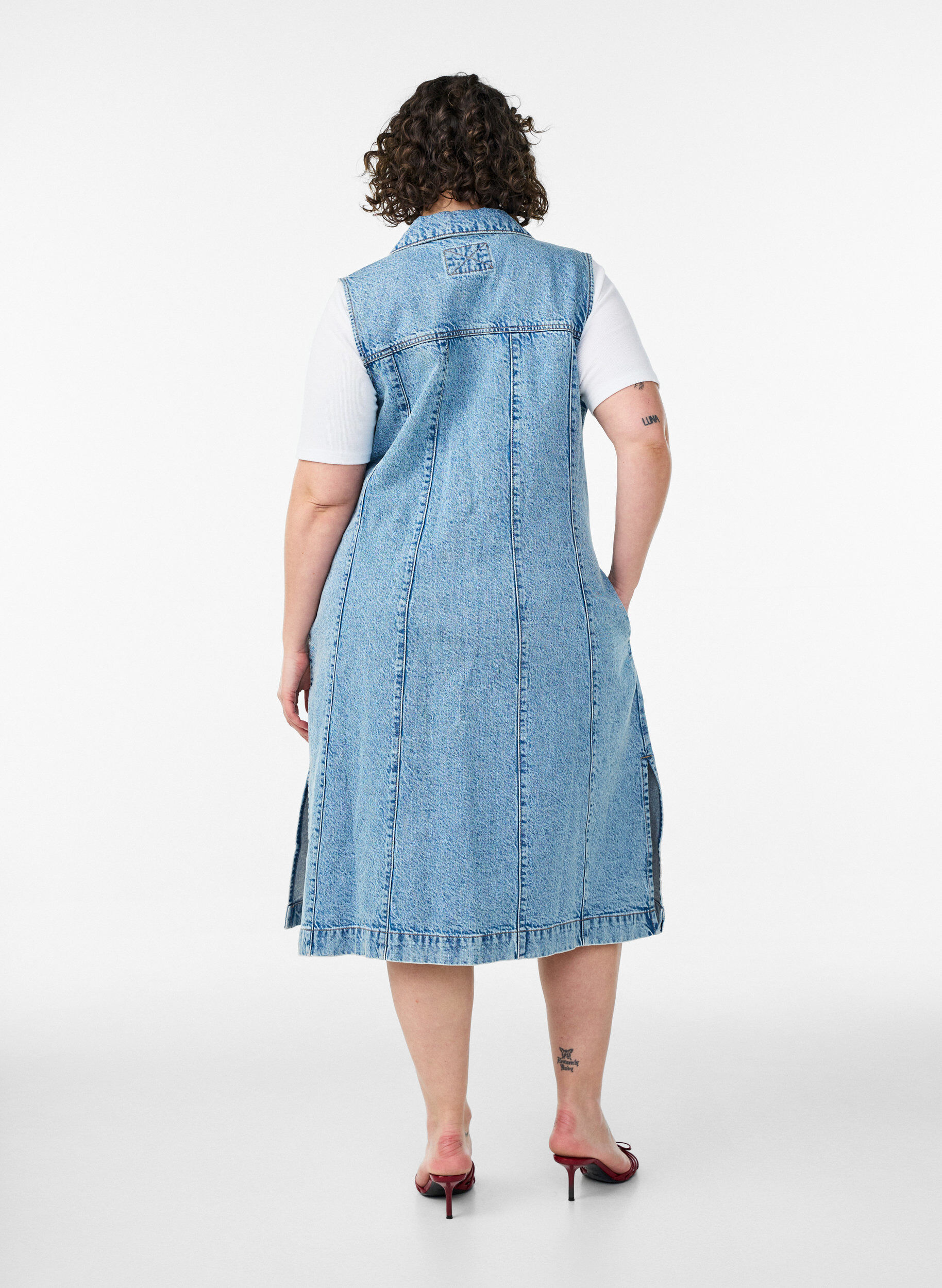 Zizzi&AElig;rmel&oslash;s denimkjole med knaplukning og slidser, Bl&aring;, Model image number 1