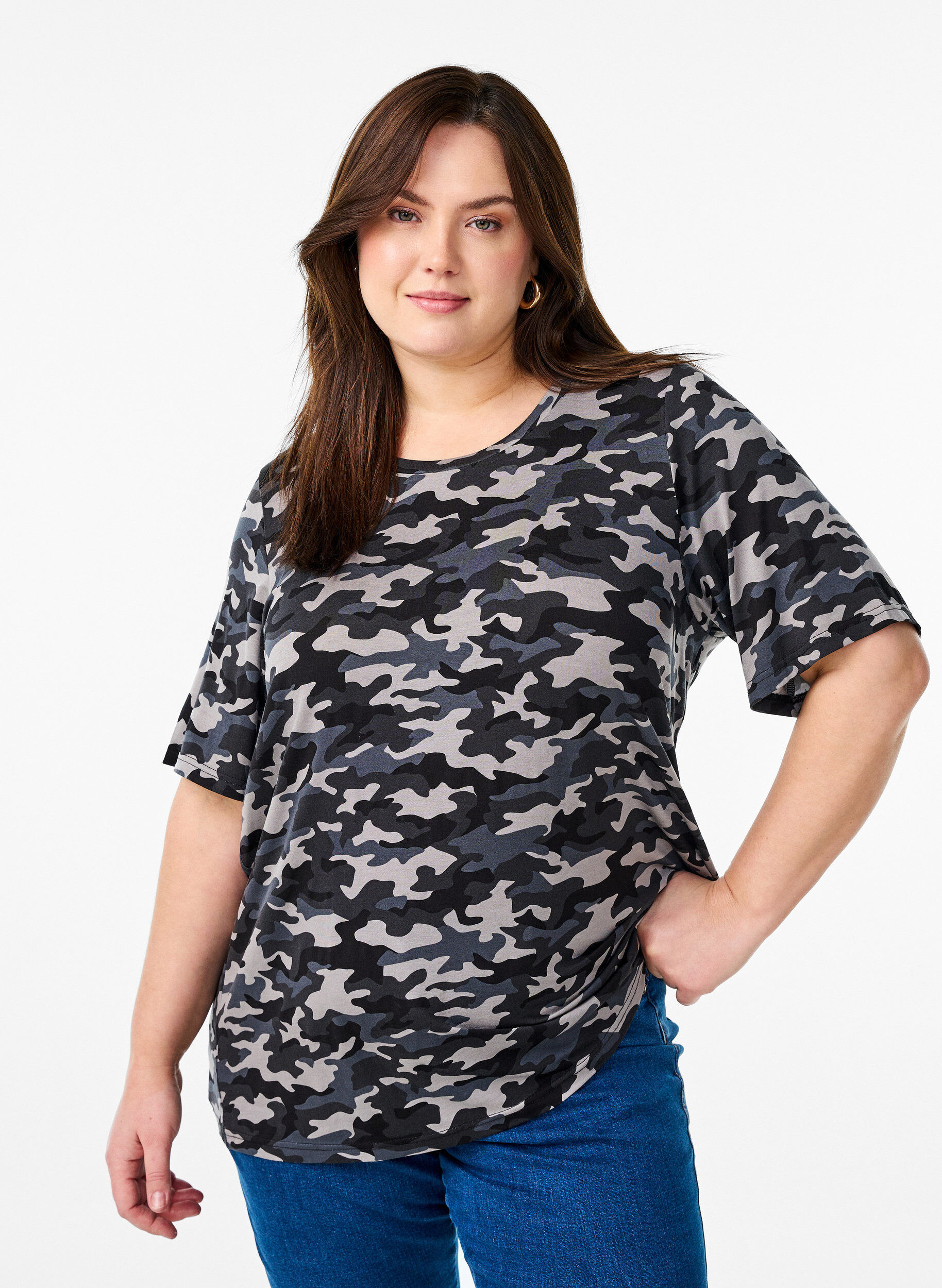 ZizziT-shirt med TENCEL&trade; Lyocell og armyprint, Gr&aring;, Model image number 0