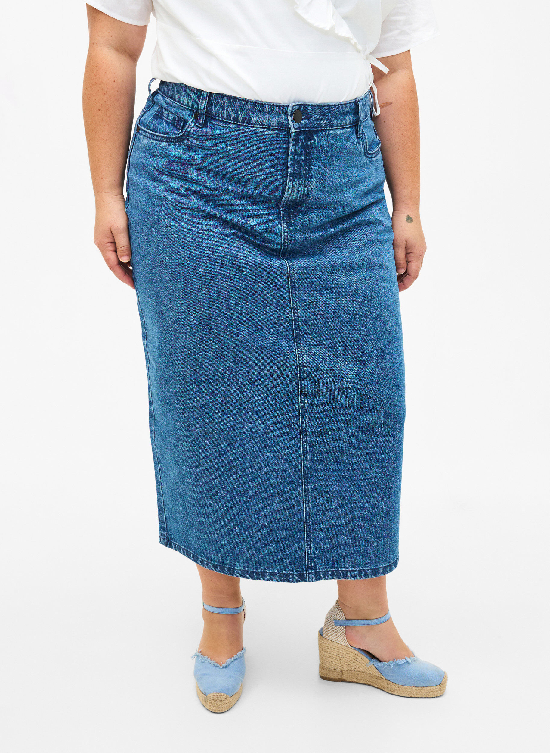 Zizzi Midilang denim nederdel med slids bagp&aring;, Denim Blue, Model image number 2