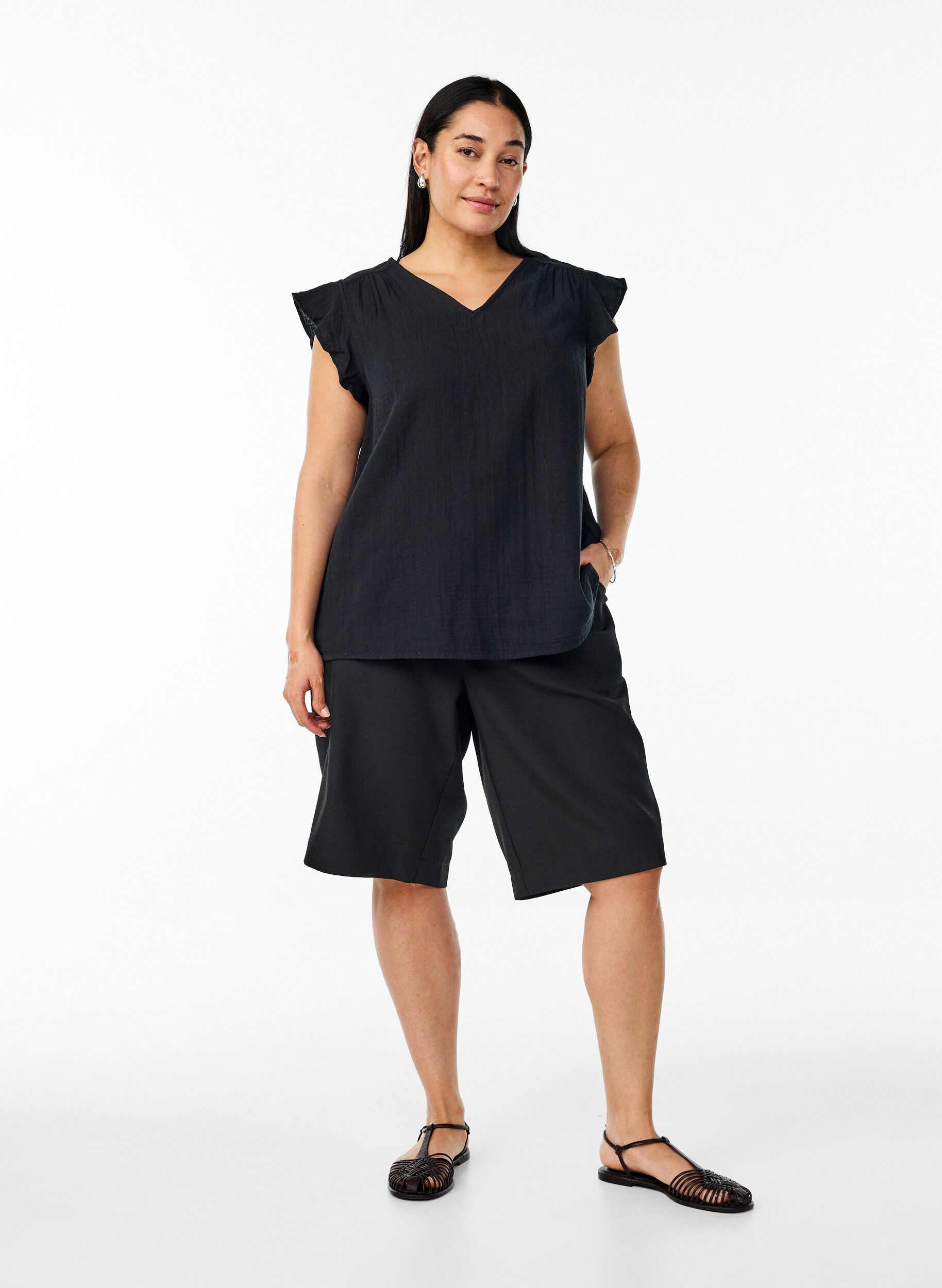 Zizzi&AElig;rmel&oslash;s top i bomuldsmusselin med fl&aelig;ser, Sort, Model image number 1