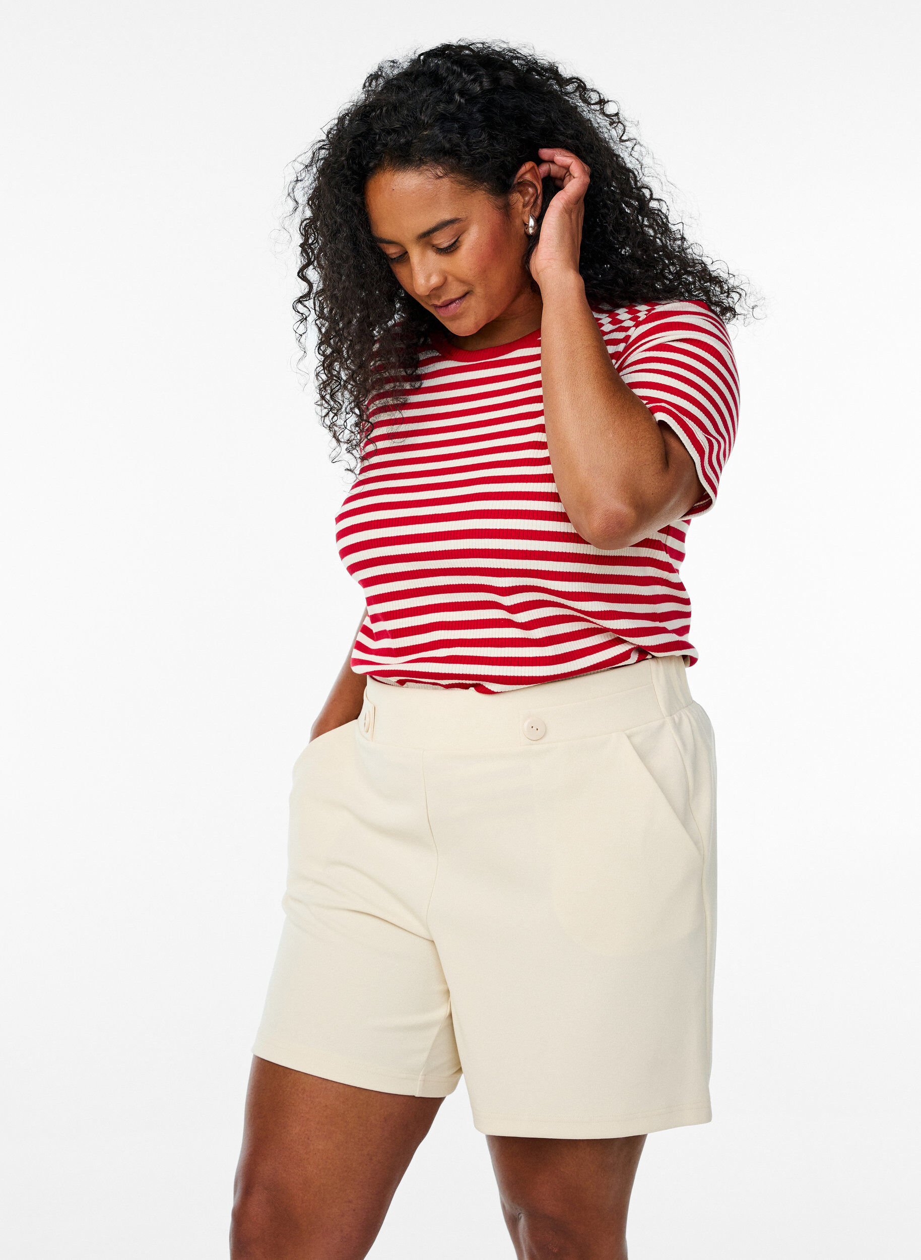 ZizziShorts med lommer og l&oslash;s pasform, Beige, Model image number 0