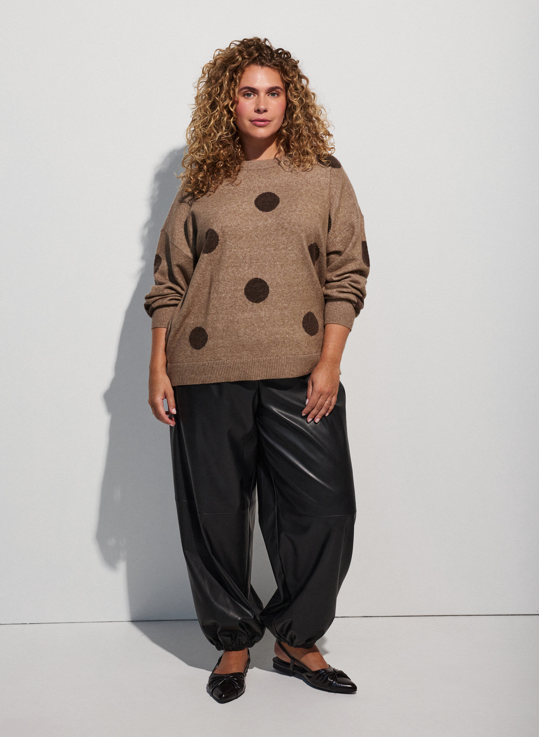 ZizziStrikbluse med prikket m&oslash;nster, Brun, Model image number 1