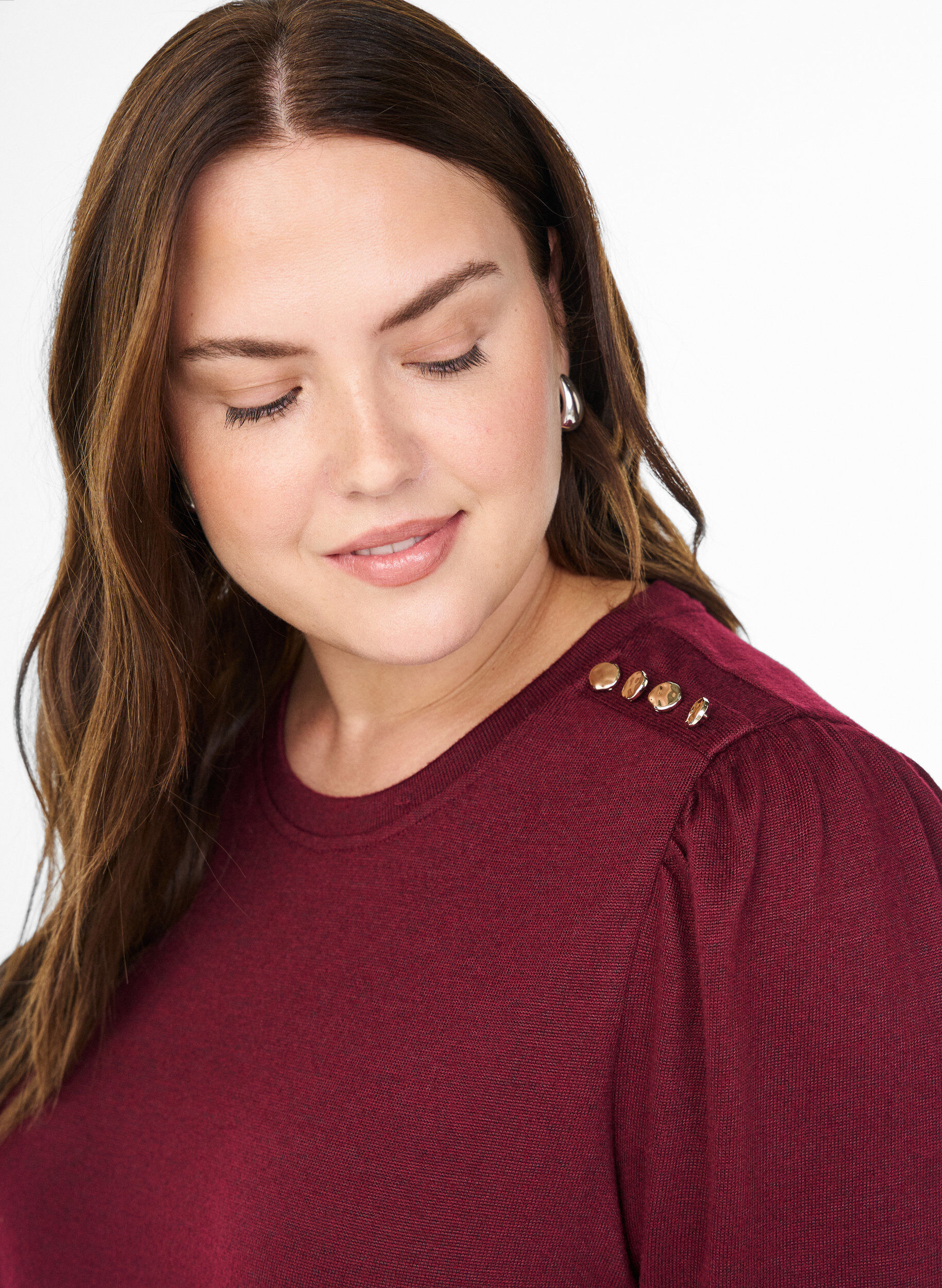 Zizzi Bluse med knapdetalje og korte puf&aelig;rmer, M&oslash;rk Bordeaux, Model image number 3
