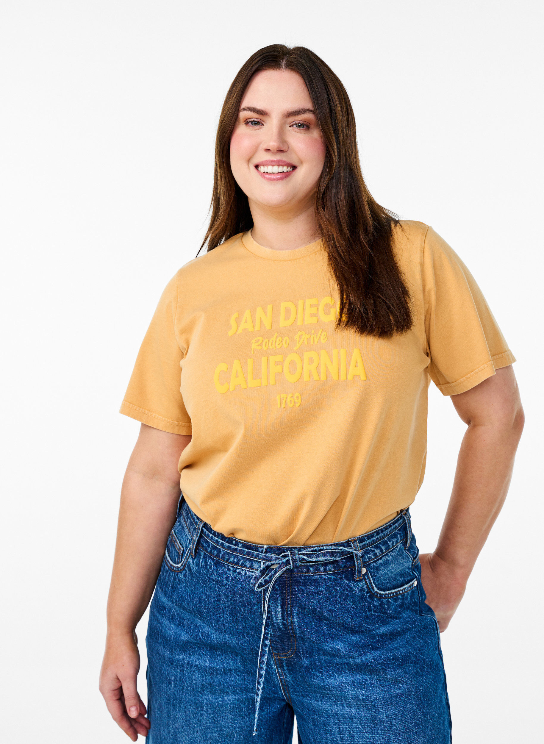 T-shirt i &oslash;kologisk bomuld med cool motiv, Gul, Model