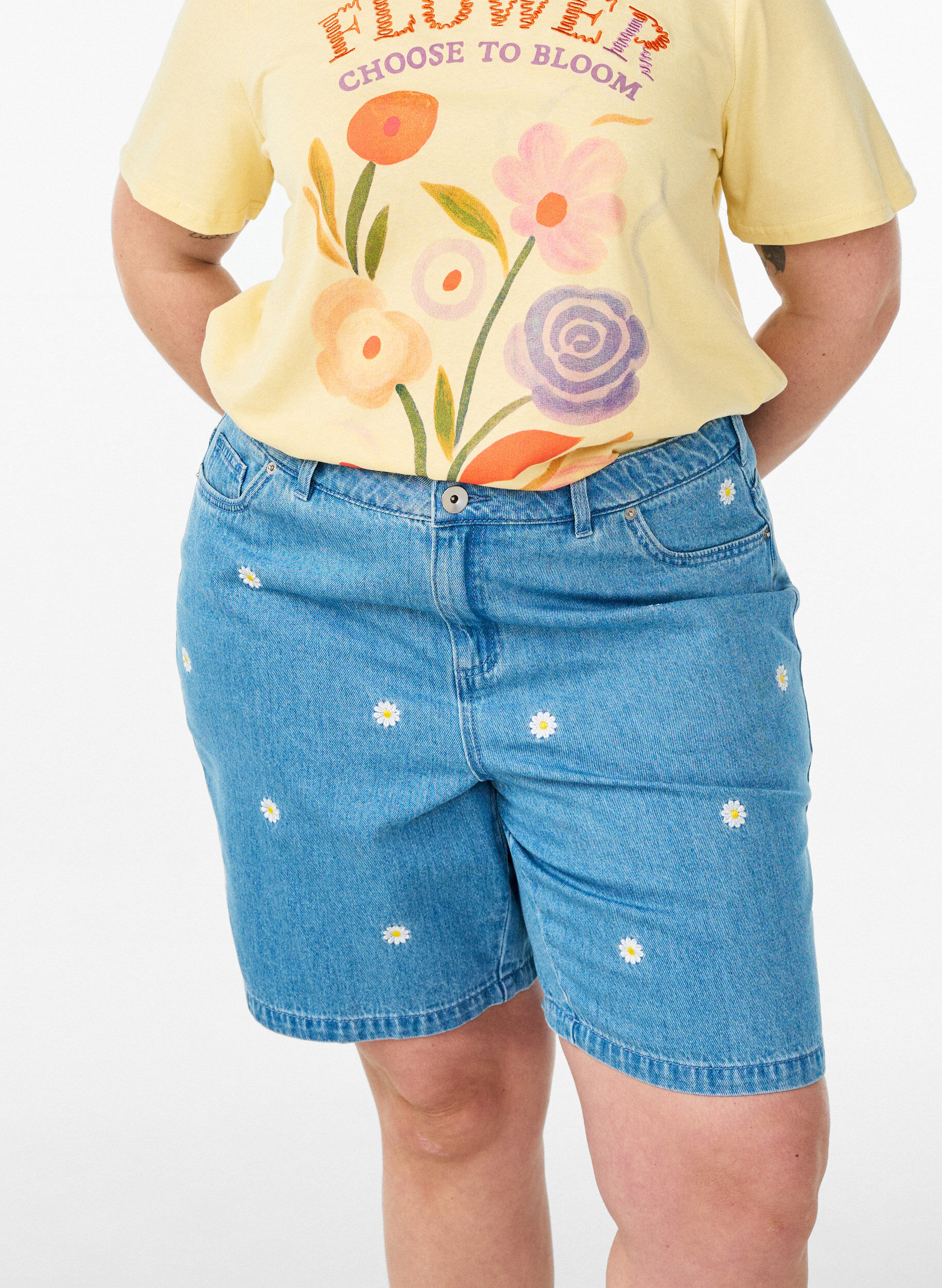 Zizzi Denimshorts med blomsterbroderi og h&oslash;j talje, Bl&aring;, Model image number 3