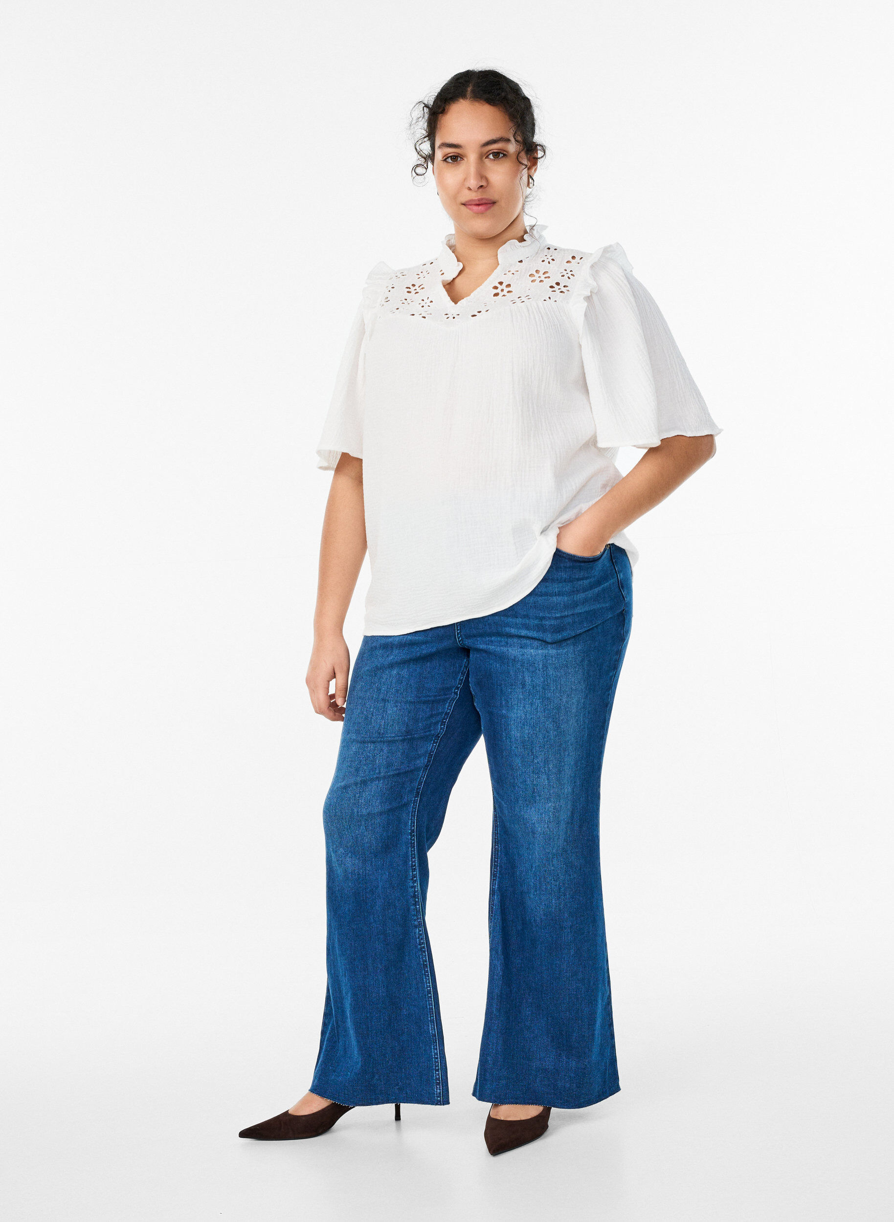 Zizzi Bluse i bomuldsmusselin med broderie anglaise og 1/2 &aelig;rmer, Hvid, Model image number 1