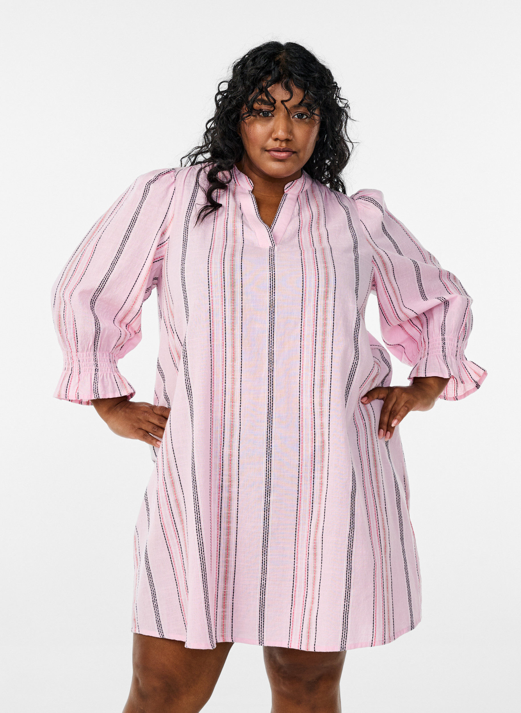 Kort kjole i bomuld med stribet m&oslash;nster, Lyser&oslash;d, Model