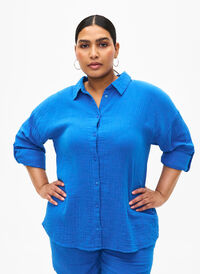 Skjorte med krave i bomuldsmusselin, Victoria blue, Model