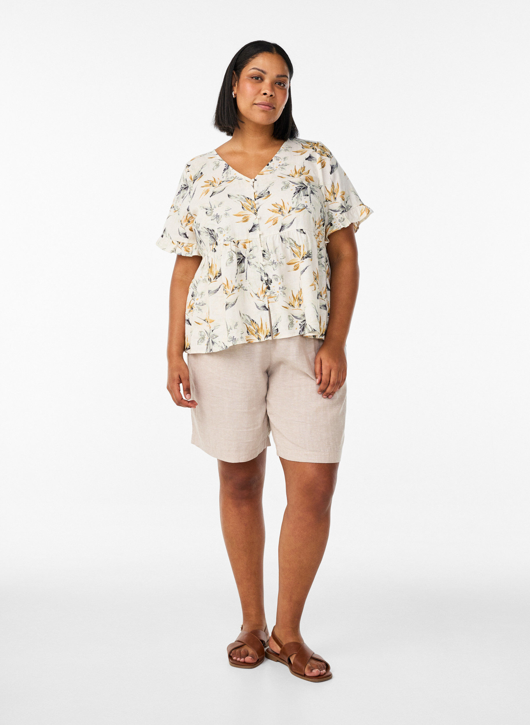 Zizzi Shorts i h&oslash;r og viskose med h&oslash;j talje, Beige, Model image number 1