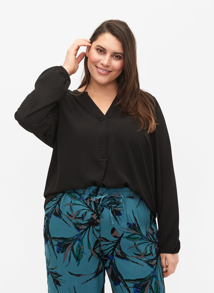 Ensfarvet bluse med v-hals, Black, Model image number 0
