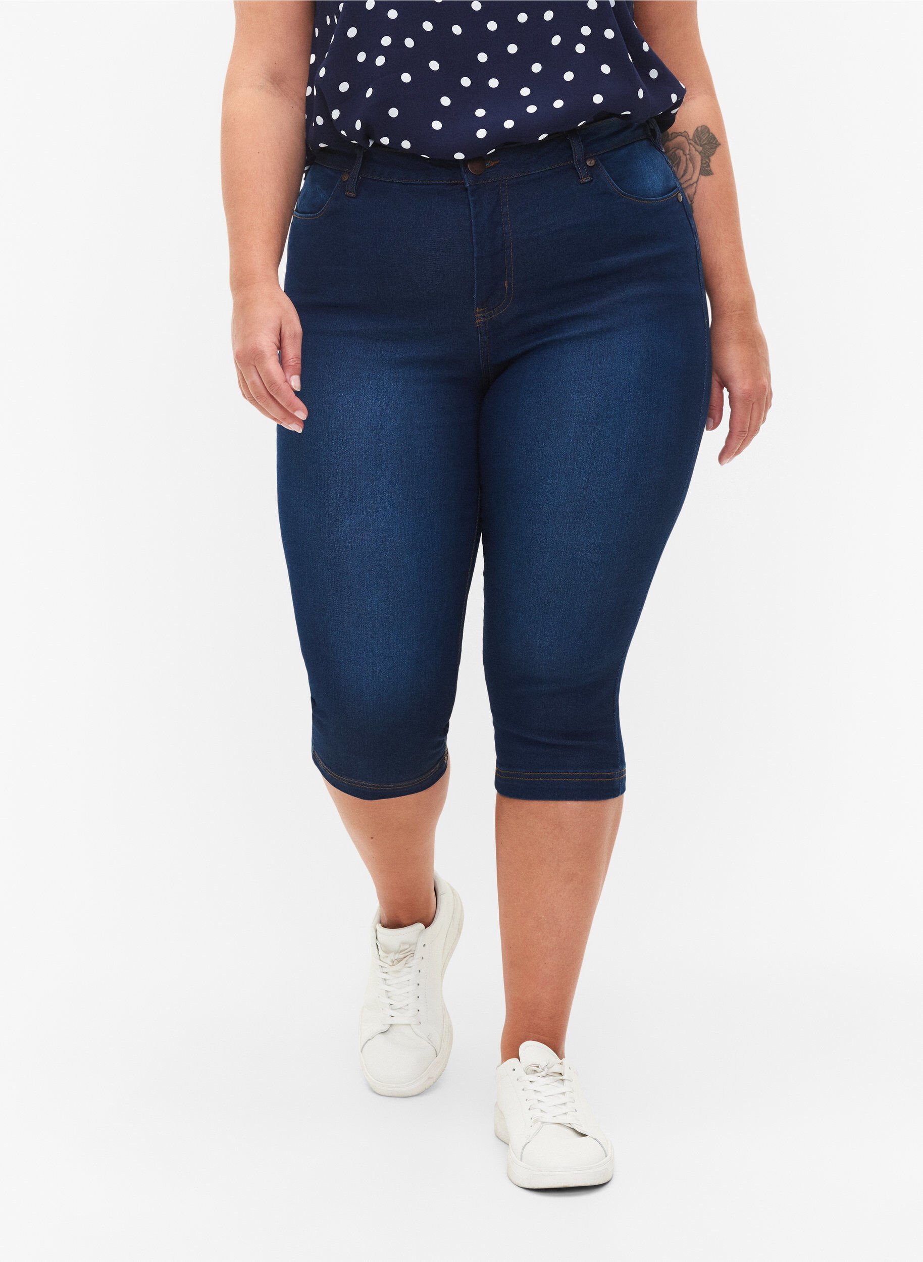 Zizzi H&oslash;jtaljede Amy capri jeans med super slim fit, Bl&aring;, Model image number 3