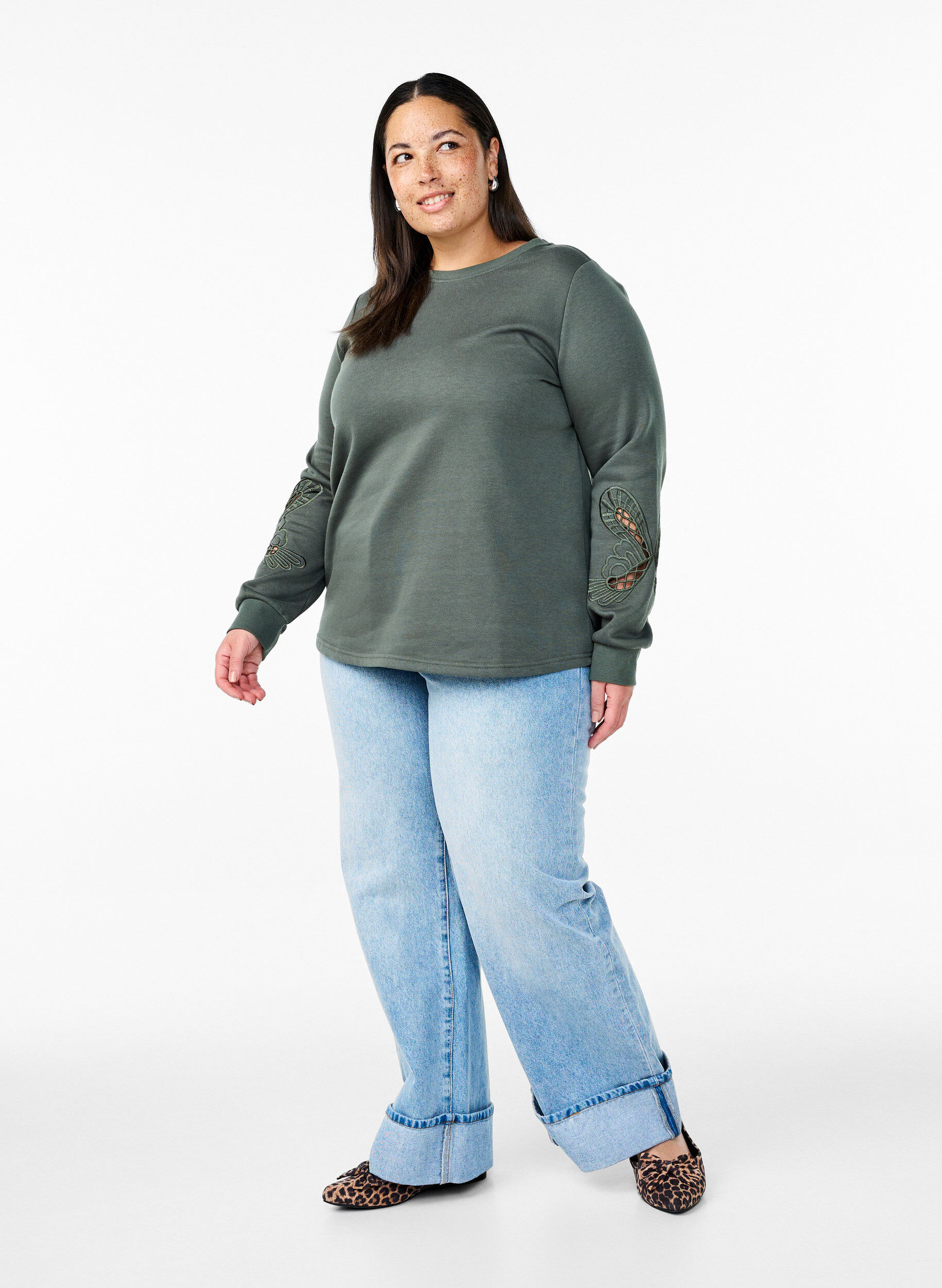 Zizzi Sweatbluse med broderede udsk&aelig;ringer, Thyme, Model image number 2