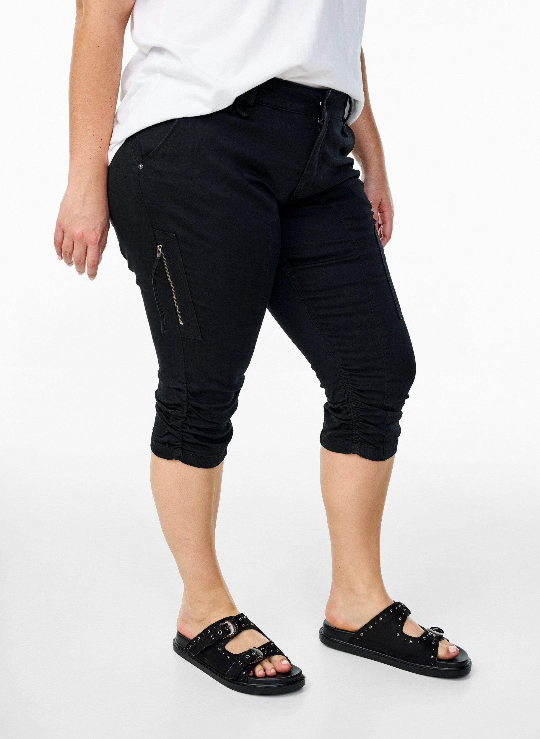 ZizziSlim fit capri jeans med lommer, Sort, Model image number 2