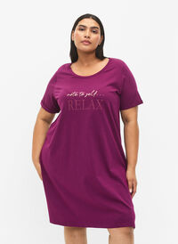 Kortærmet natkjole i økologisk bomuld , Dark Purple Relax, Model