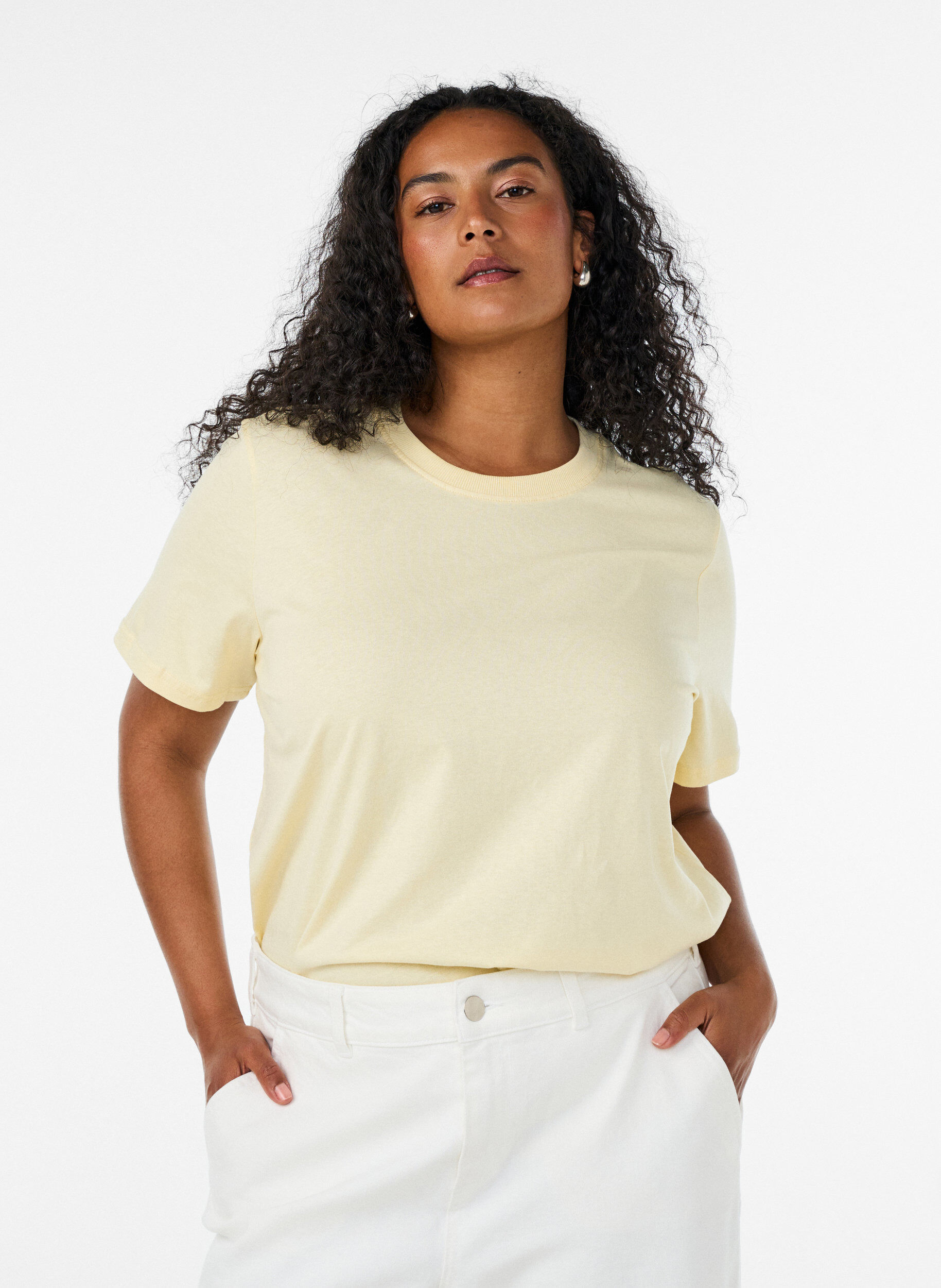 Basis t-shirt i bomuld med rund hals , Gul, Model
