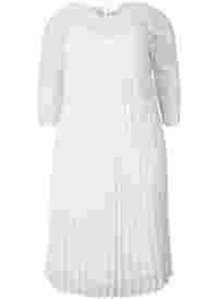 Plisseret kjole med blonder og 3/4 ærmer