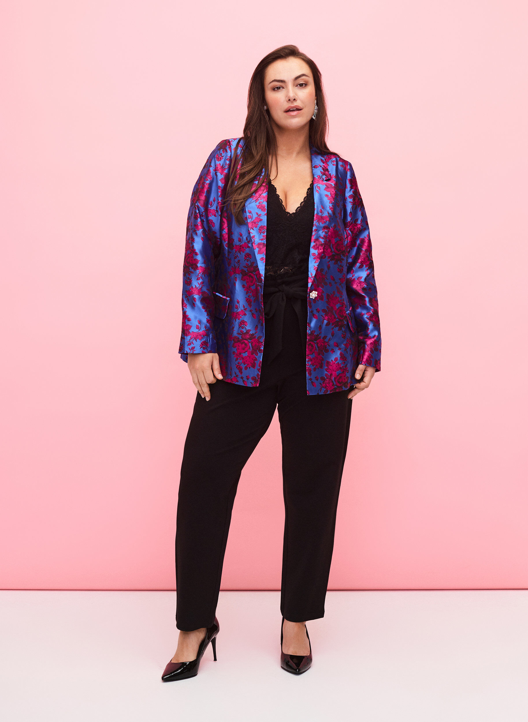 Zizzi Blomstret blazer med perleknap, Blue Quartz Jaquard, Model image number 2