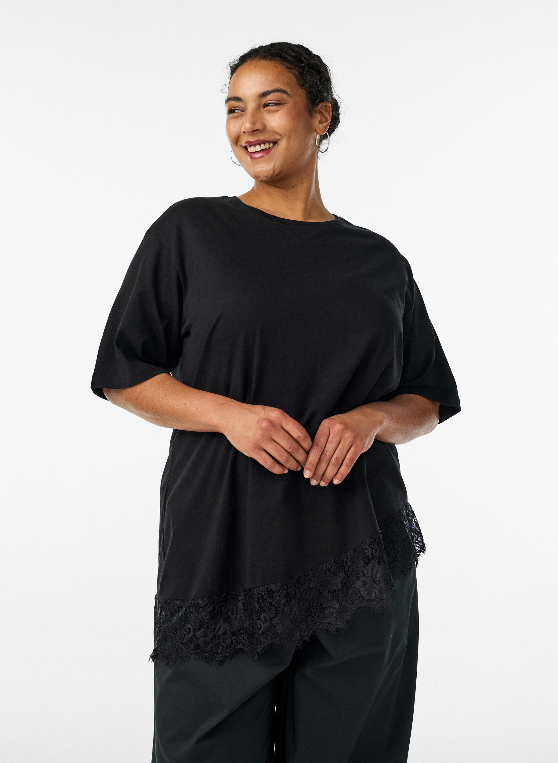 T-shirt med asymmetrisk blondekant, Sort, Model