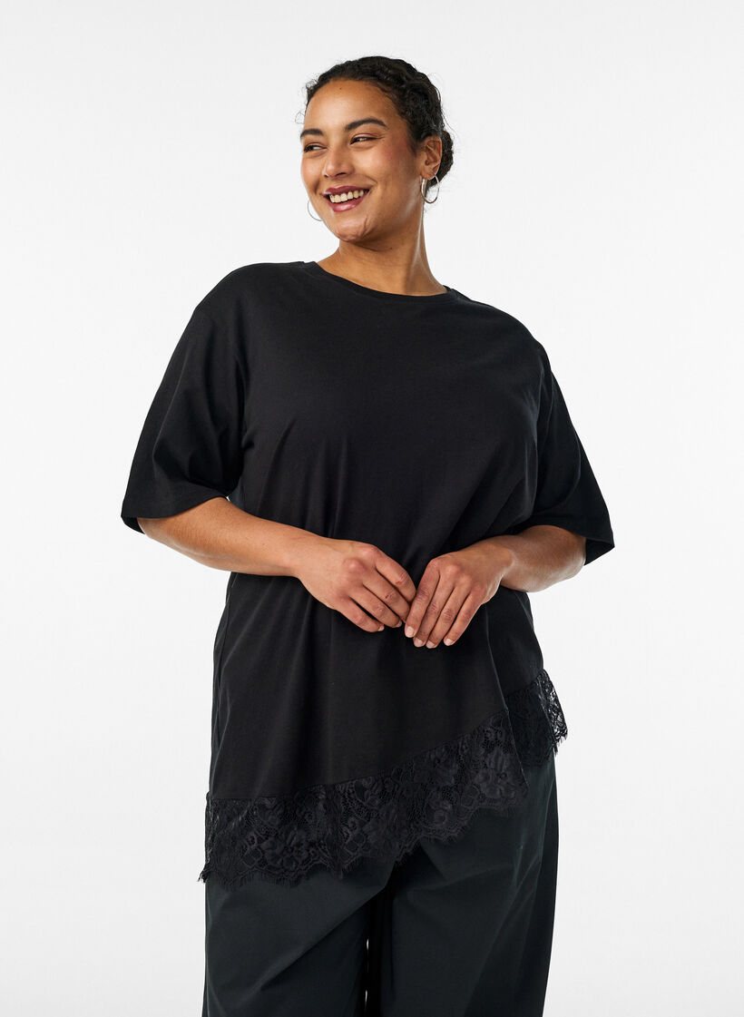 T-shirt med asymmetrisk blondekant, Sort, Model image number 0