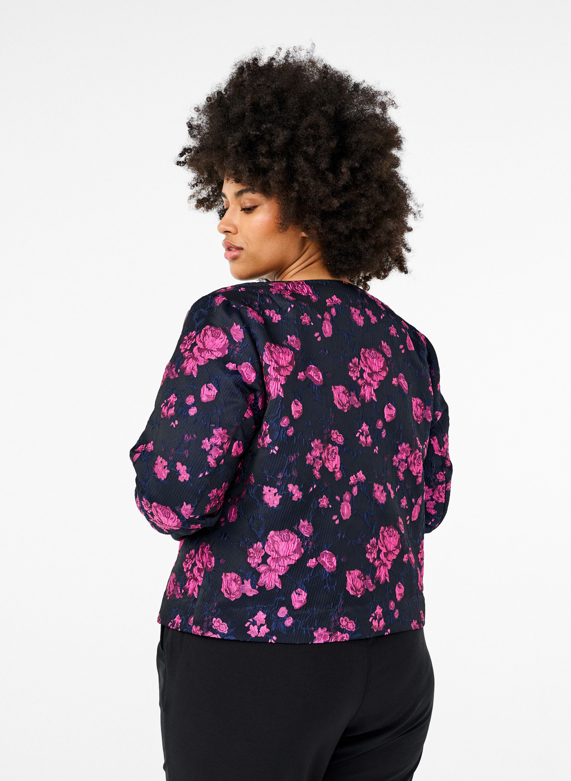 Zizzi Jakke i jacquard med blomsterm&oslash;nster, Black w. Red Rose, Model image number 1