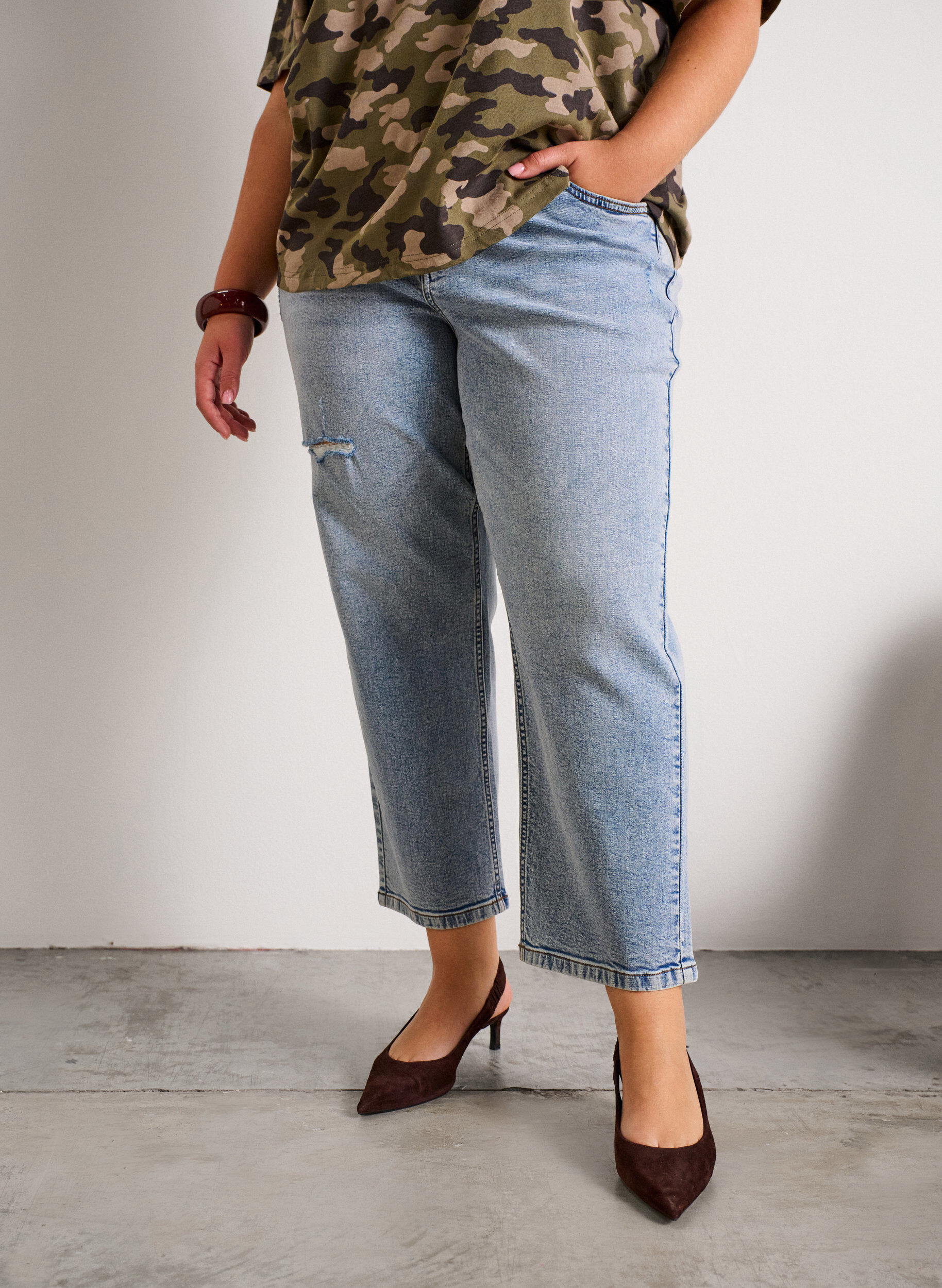 ZizziCropped Vera jeans med sliddetaljer, Bl&aring;, Model image number 2
