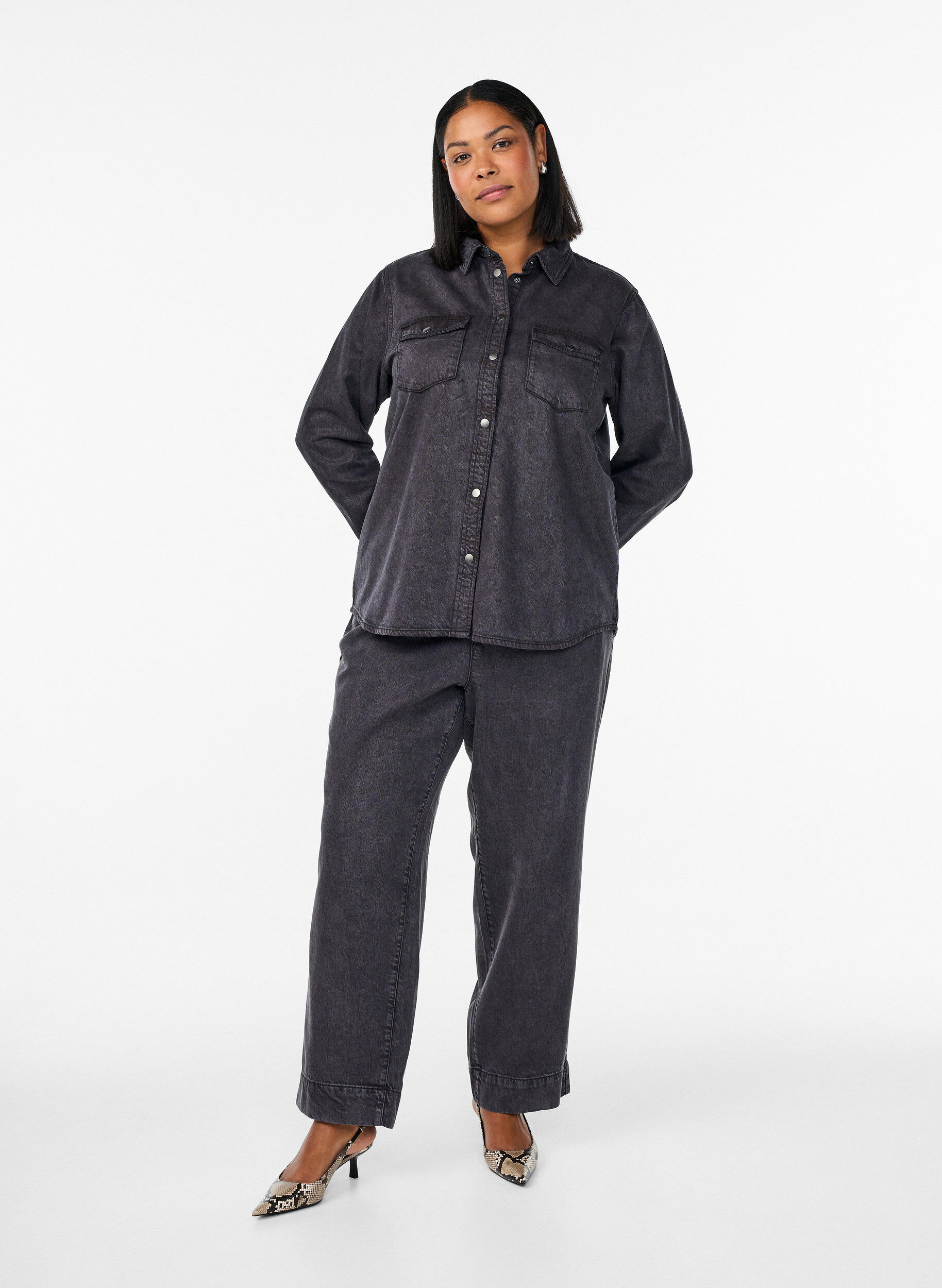 Zizzi Denimskjorte med brystlommer , Gr&aring;, Model image number 1