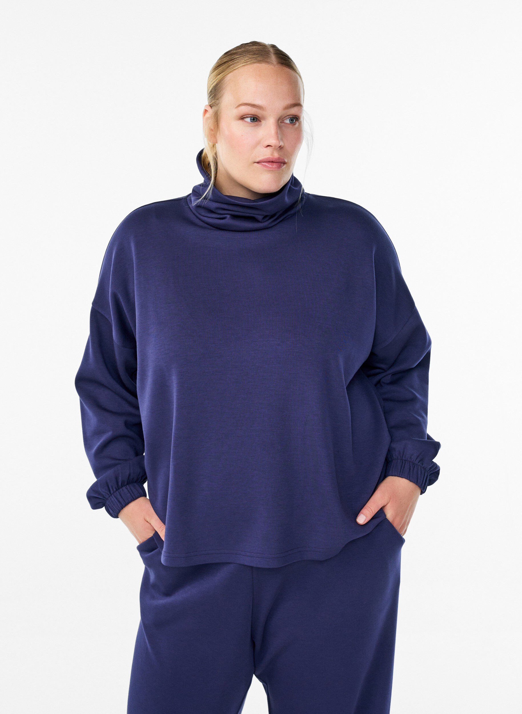 Bluse med turtleneck i modalmix, Bl&aring;, Model