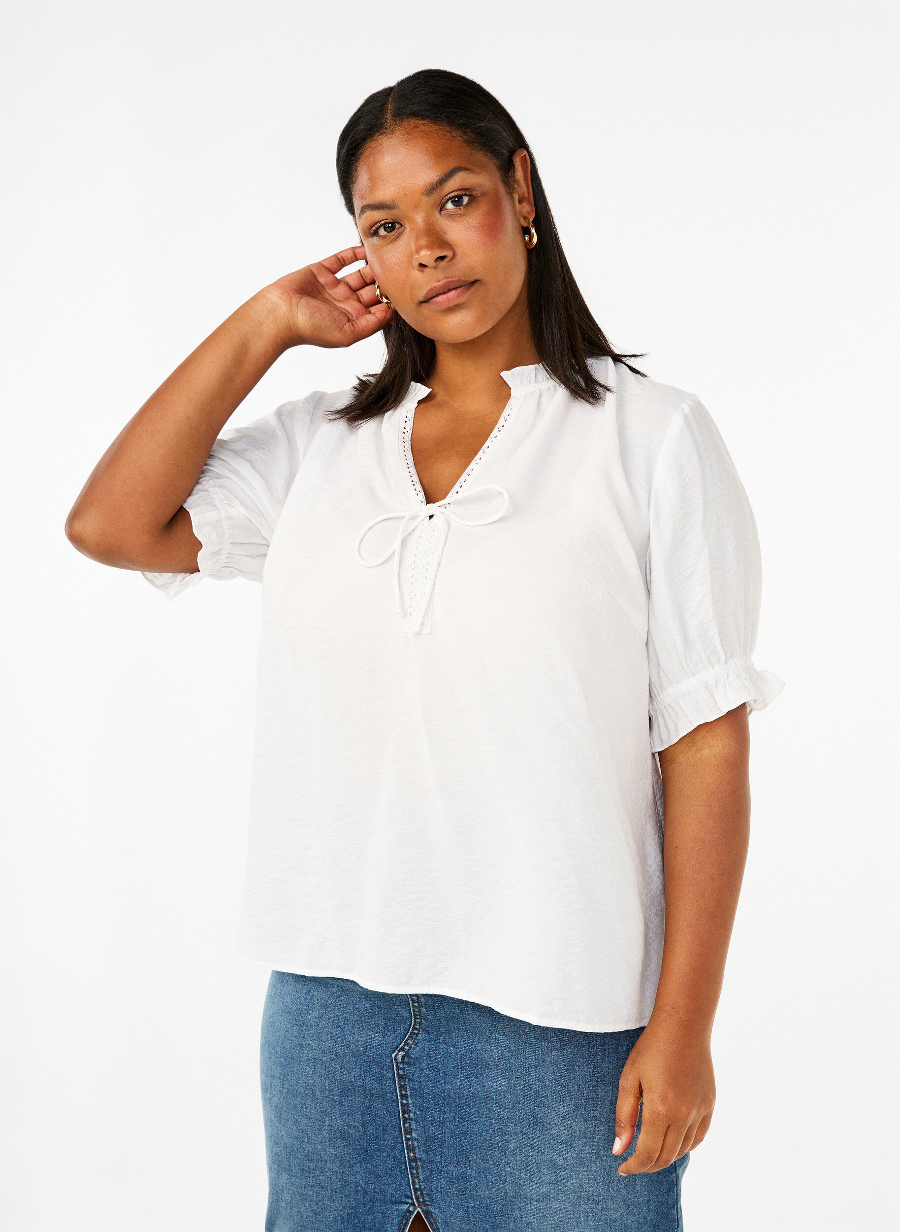 Zizzi Kort&aelig;rmet viskosebluse med fl&aelig;sedetaljer, Bright White, Model image number 0