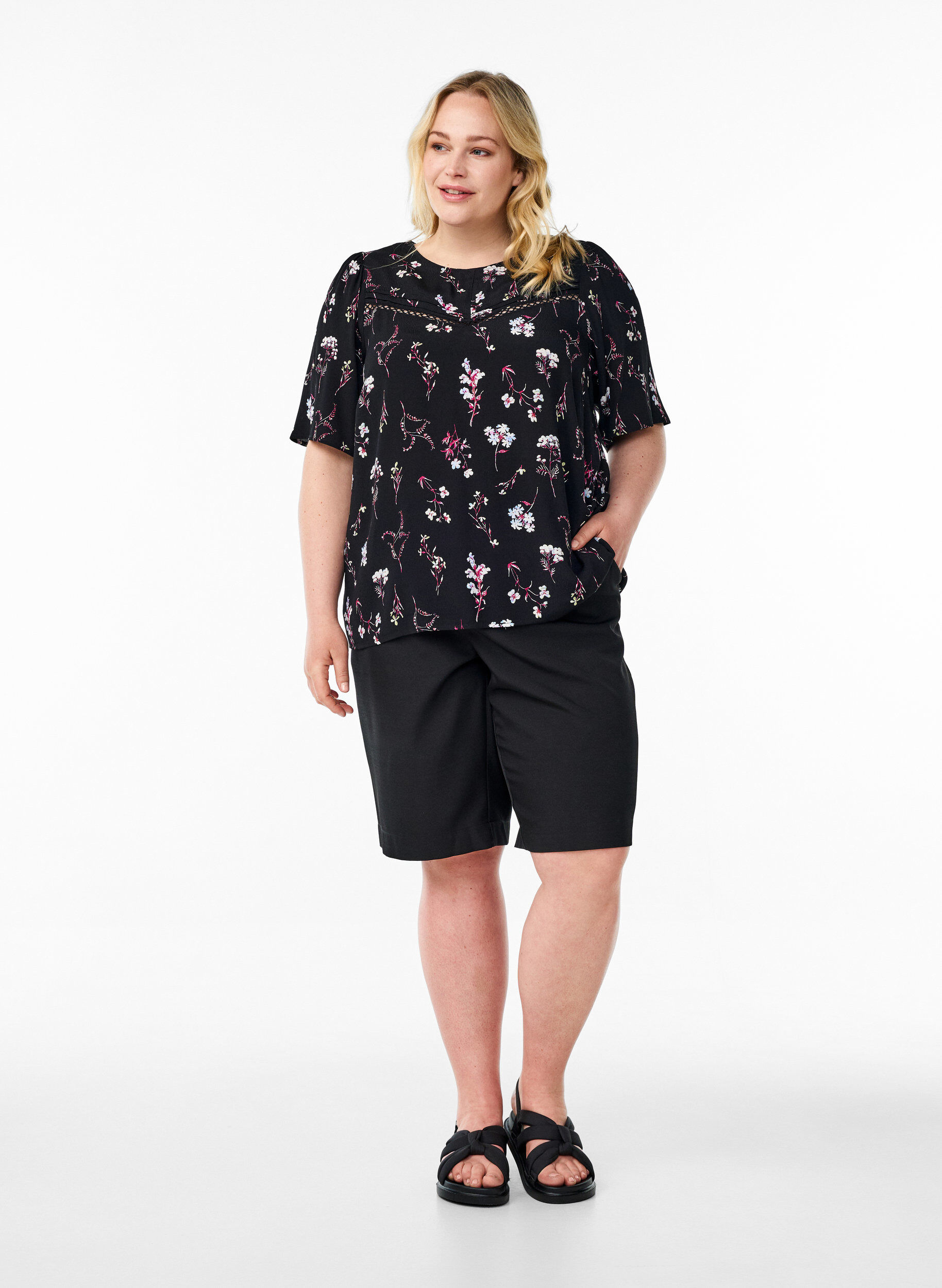 Zizzi Blomstret bluse med korte &aelig;rmer, Sort, Model image number 1