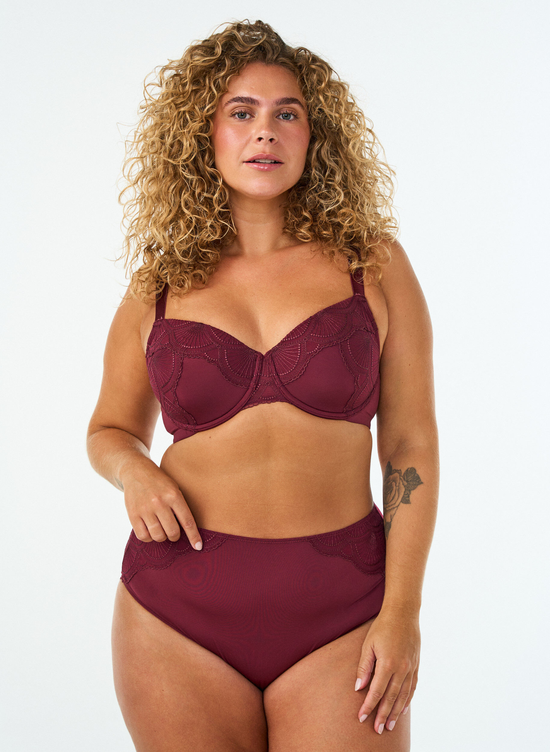 ZizziVatteret b&oslash;jle-bh med blonde og U-ryg, R&oslash;d, Model image number 1